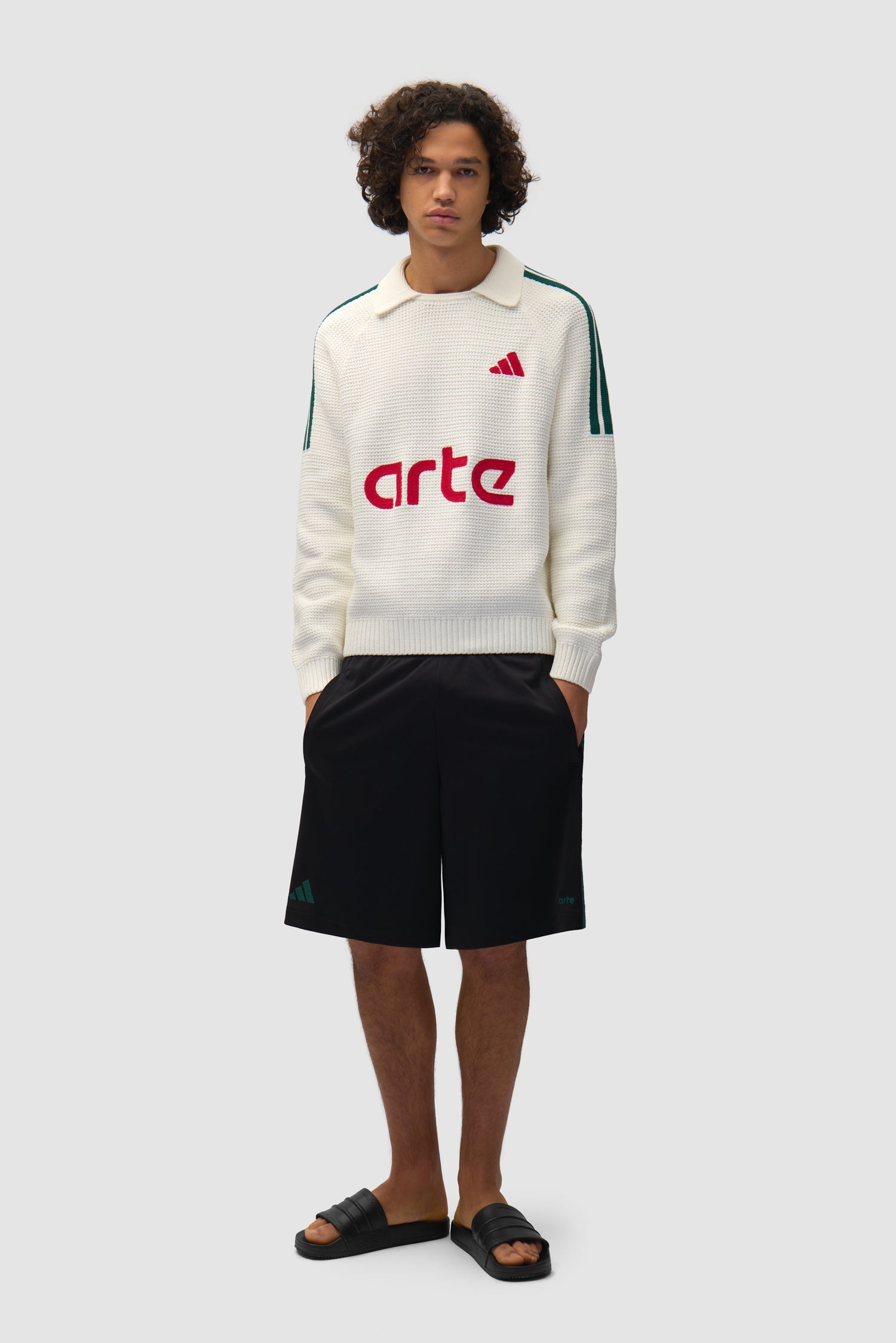 Arte pour adidas Knit LS JSY en blanc/vert universitaire porté par un mannequin, vue de face en pied