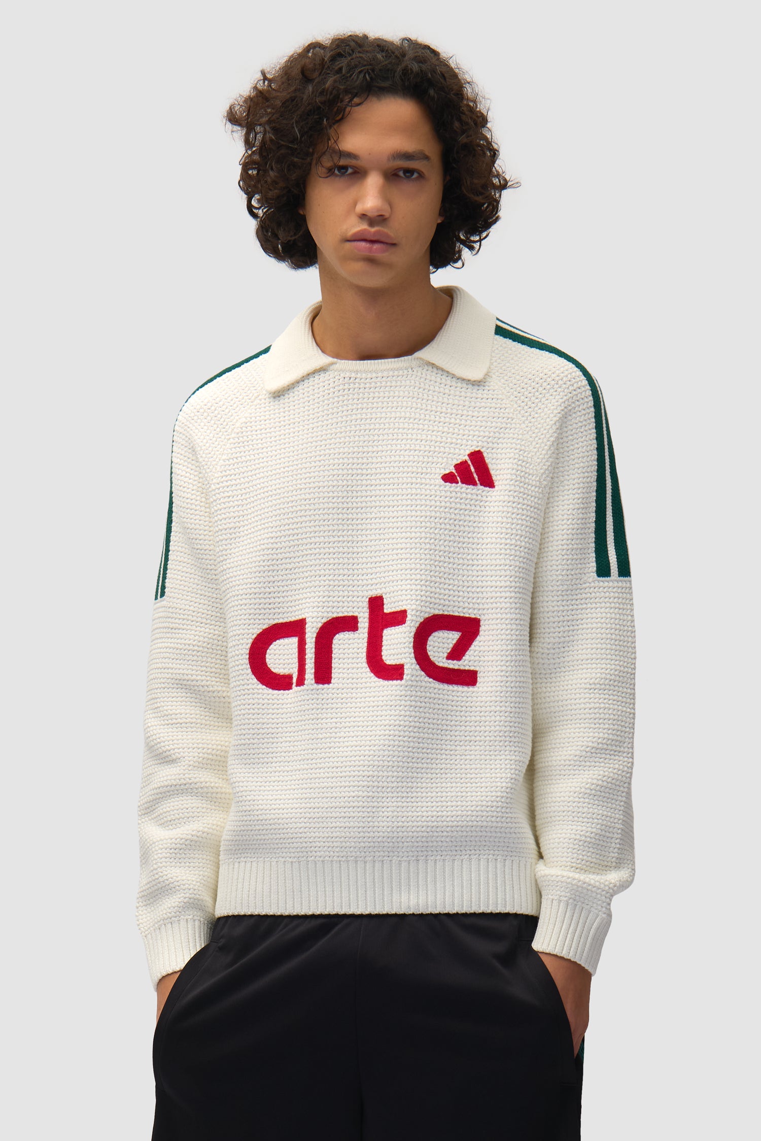 Arte pour adidas Knit LS JSY en blanc/vert universitaire porté par un mannequin, vue de face en demi-corps