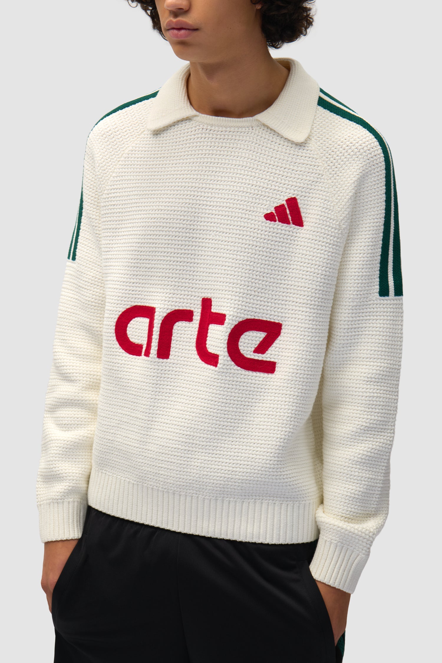 Arte pour adidas Knit LS JSY en blanc/vert universitaire porté par un mannequin, vue détaillée du haut du corps