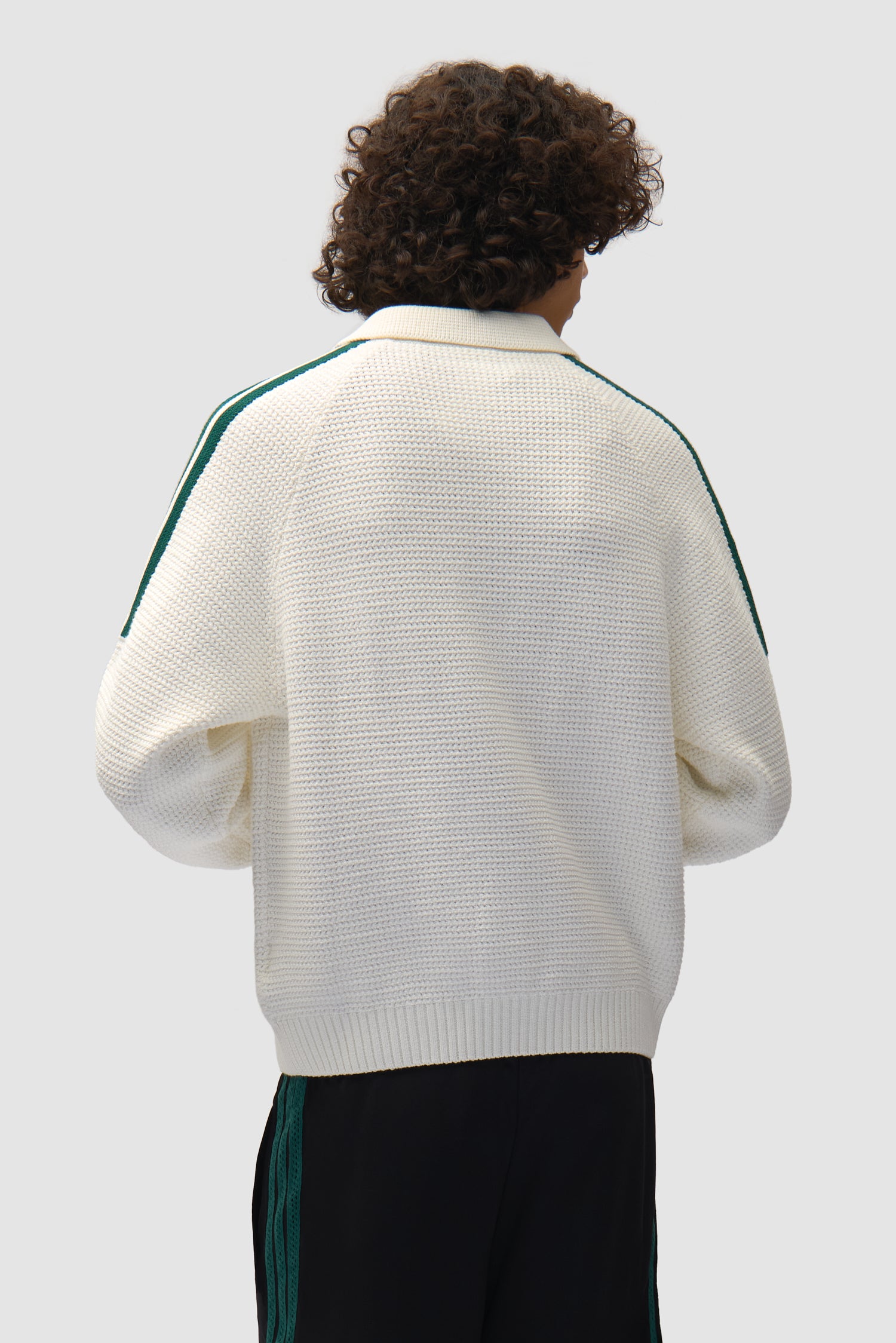 Arte pour adidas Knit LS JSY en blanc/vert universitaire porté par un mannequin, vue de dos à mi-corps