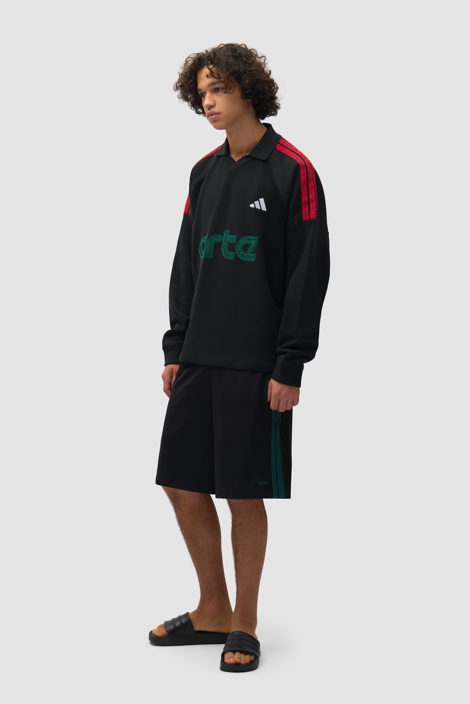 Arte pour adidas Terry LS en noir porté par un mannequin, vue de profil en pied