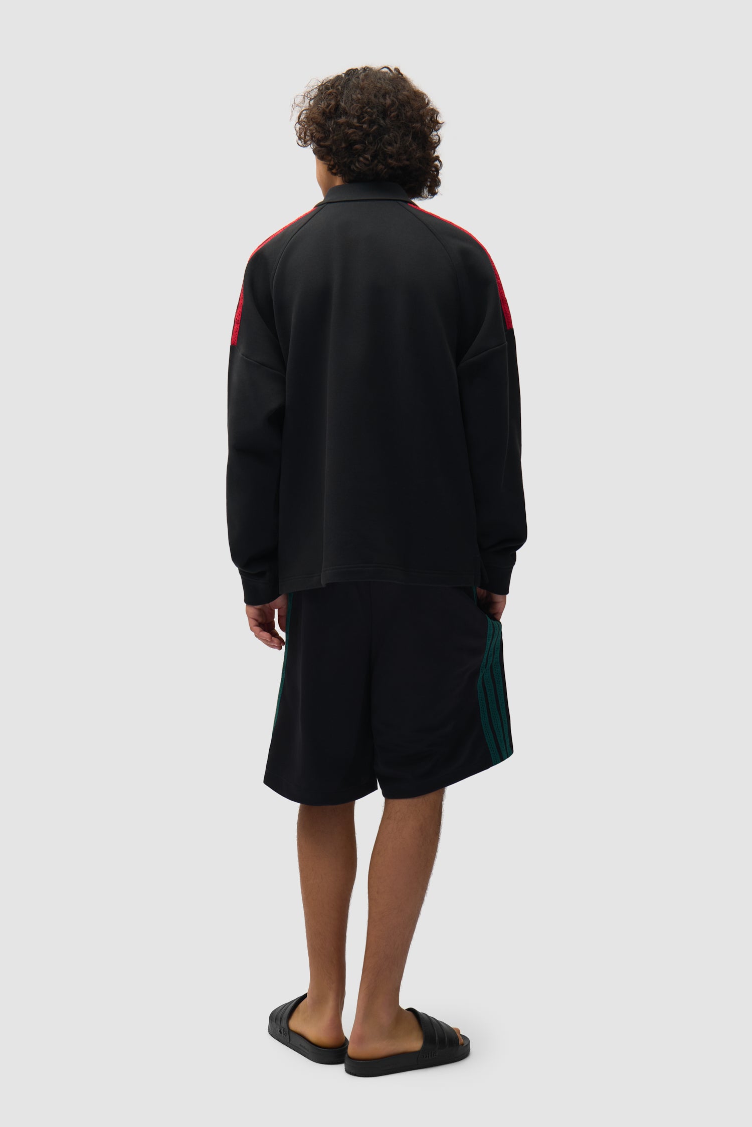 Arte pour adidas Terry LS en noir porté par un mannequin, vue arrière intégrale