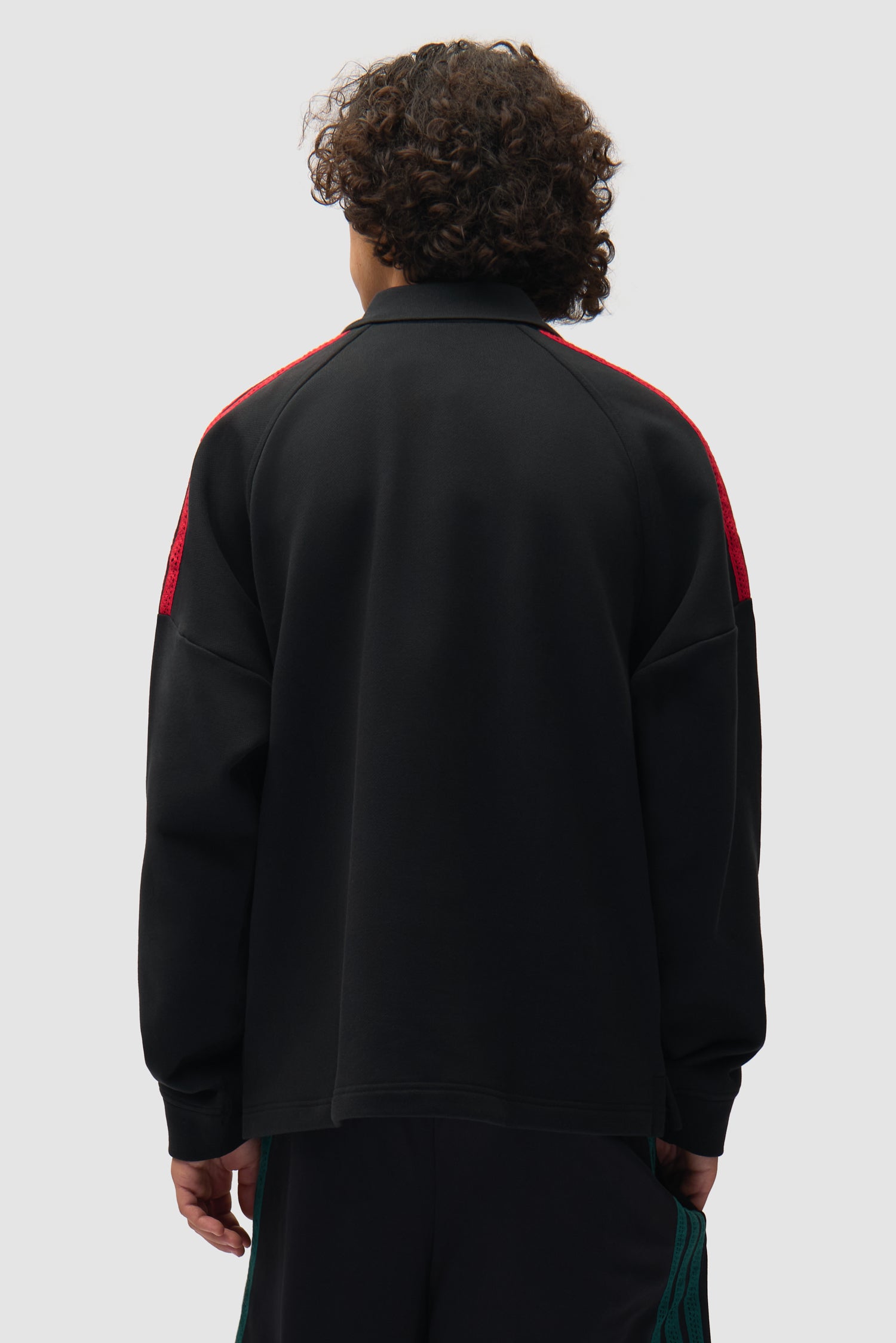 Arte pour adidas Terry LS en noir porté par un mannequin, vue de dos à mi-corps