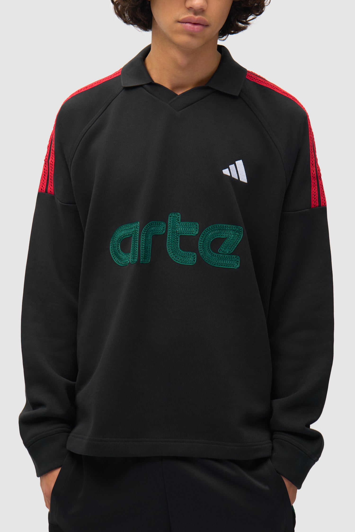 Arte pour adidas Terry LS en noir porté par un mannequin, vue détaillée du haut du corps