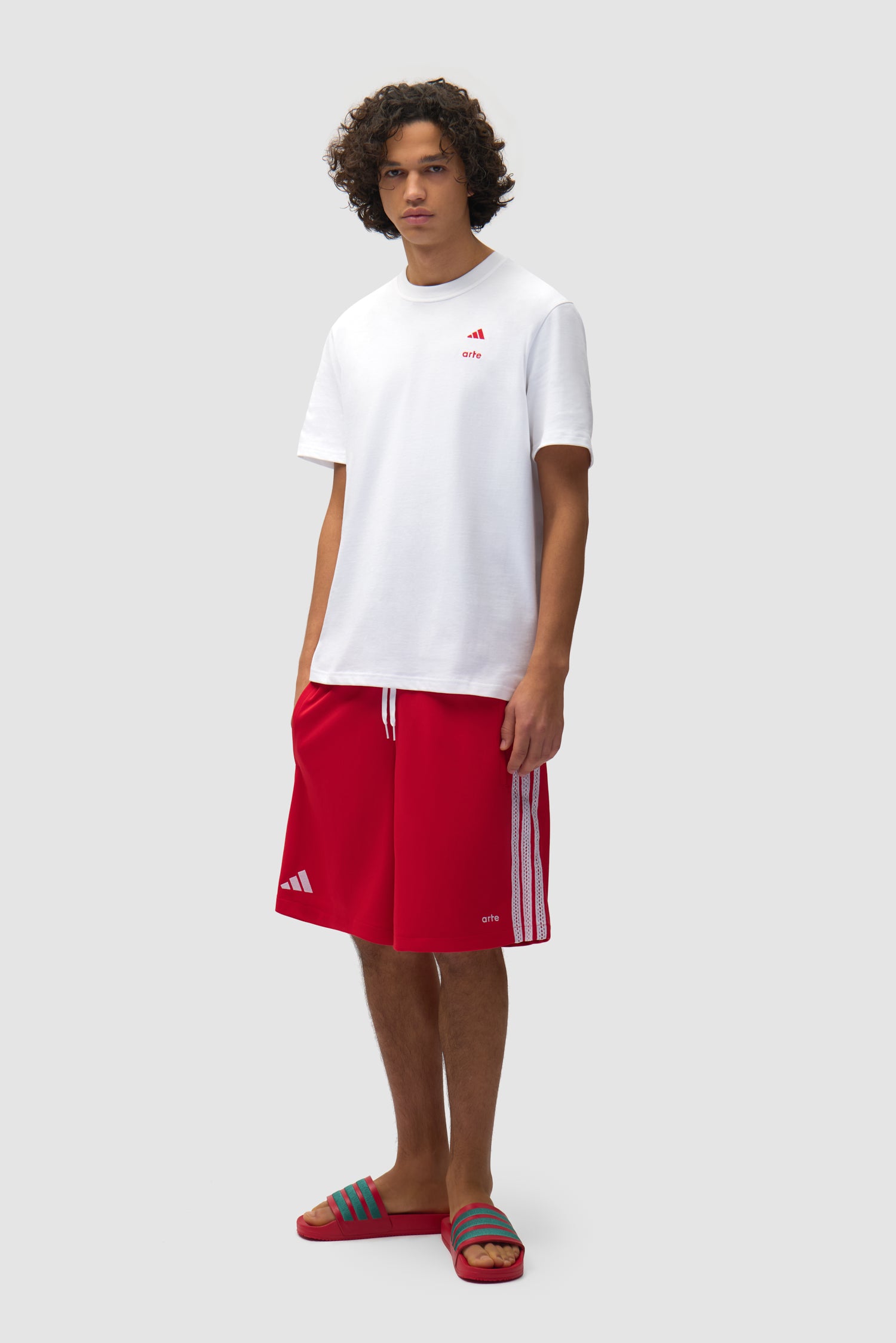 T-shirt Arte pour adidas blanc porté par un mannequin, vue de profil en pied