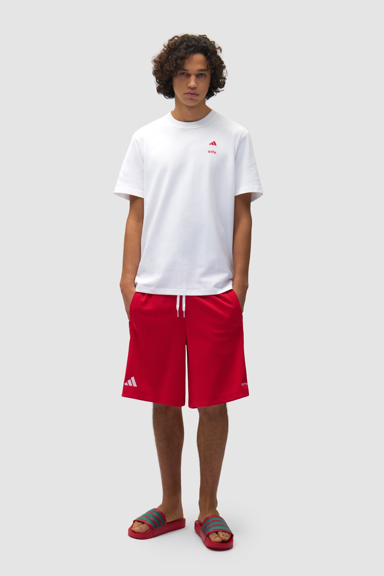 T-shirt Arte pour adidas blanc porté par un mannequin, vue de face en pied