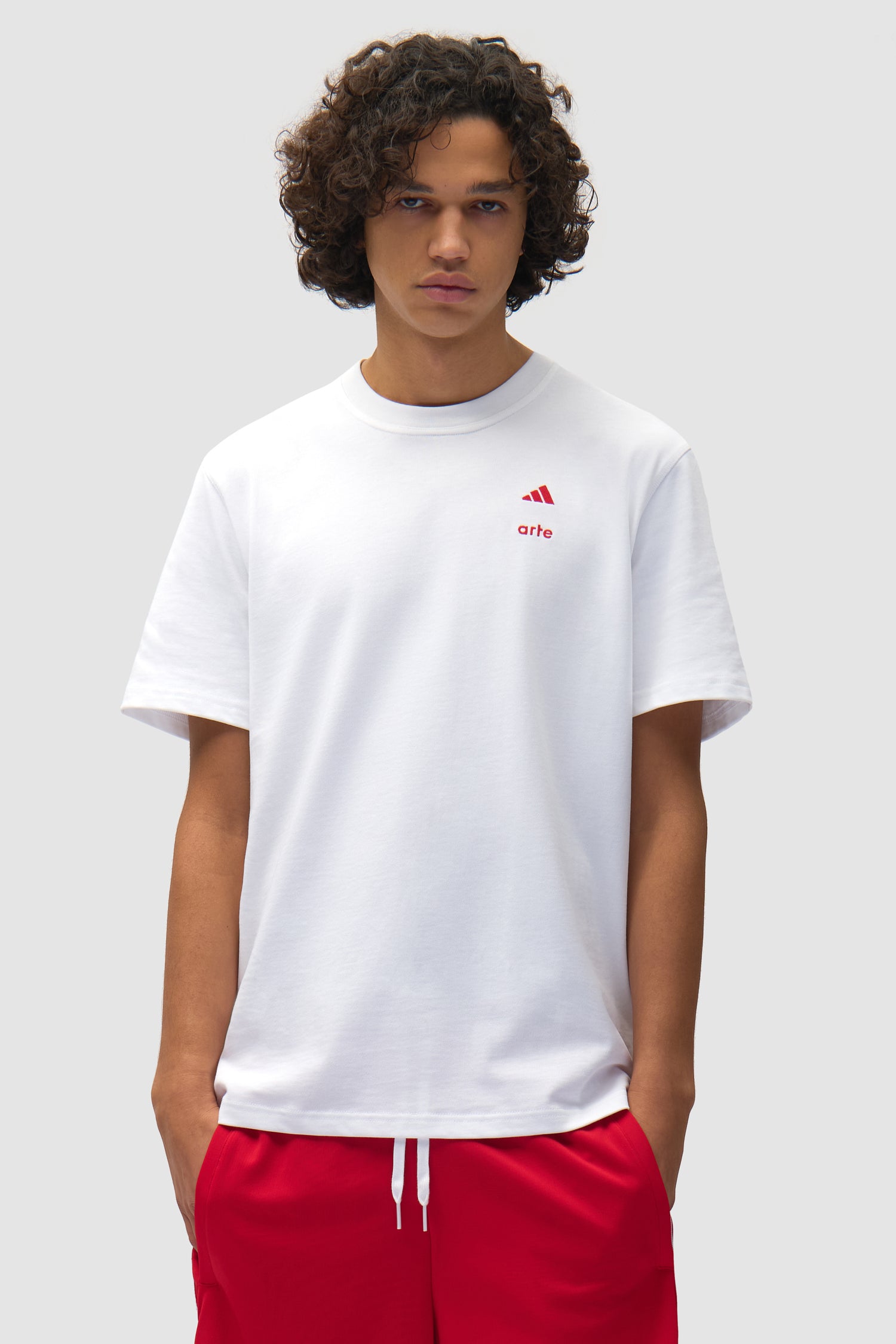 T-shirt Arte pour adidas, blanc, porté par un mannequin, vue de face, demi-corps