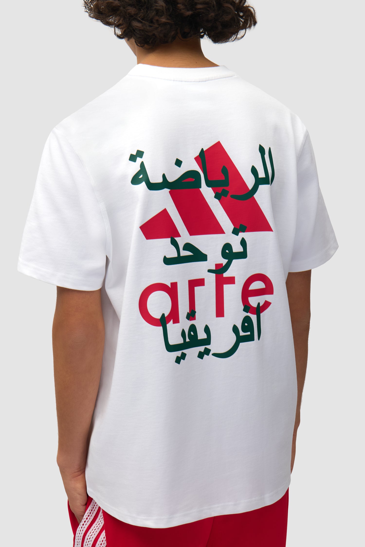 T-shirt Arte pour adidas blanc porté par un mannequin, vue détaillée du haut du corps