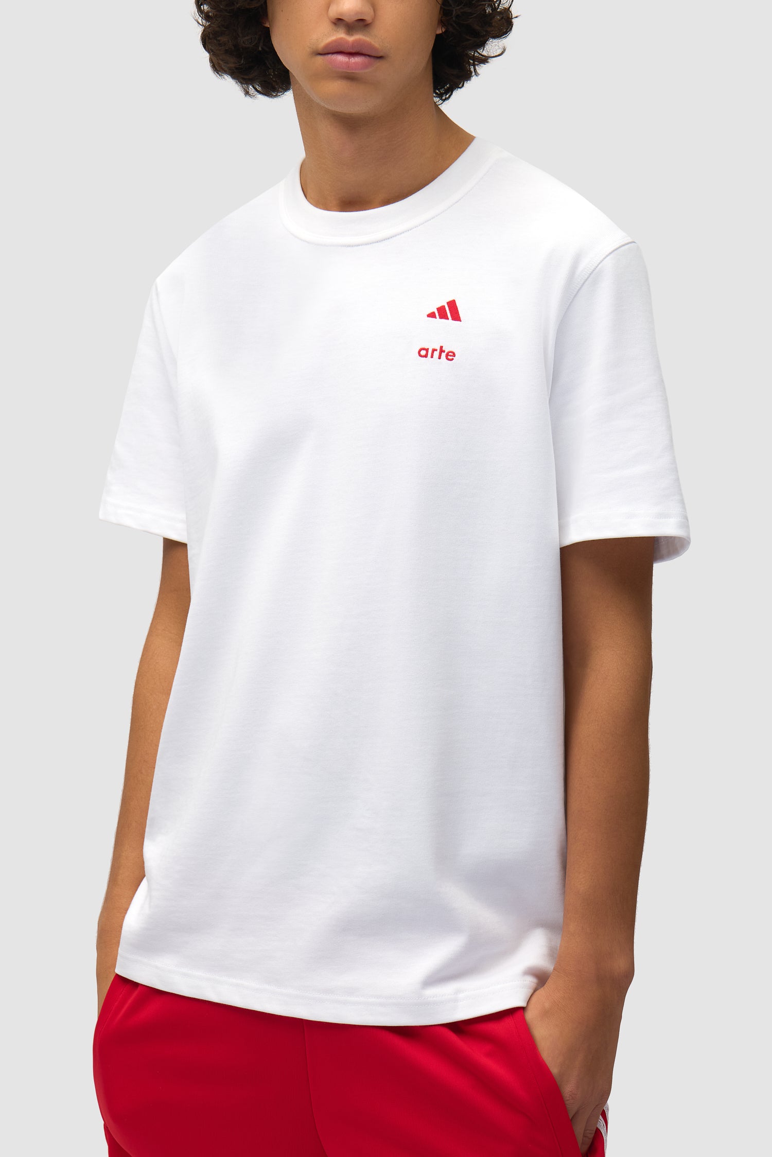T-shirt Arte pour adidas blanc porté par un mannequin, vue détaillée du haut du corps