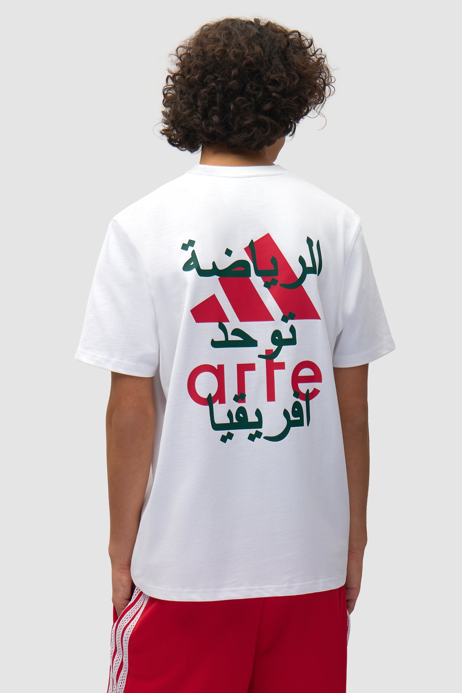 T-shirt Arte pour adidas blanc porté par un mannequin, vue de dos à mi-corps