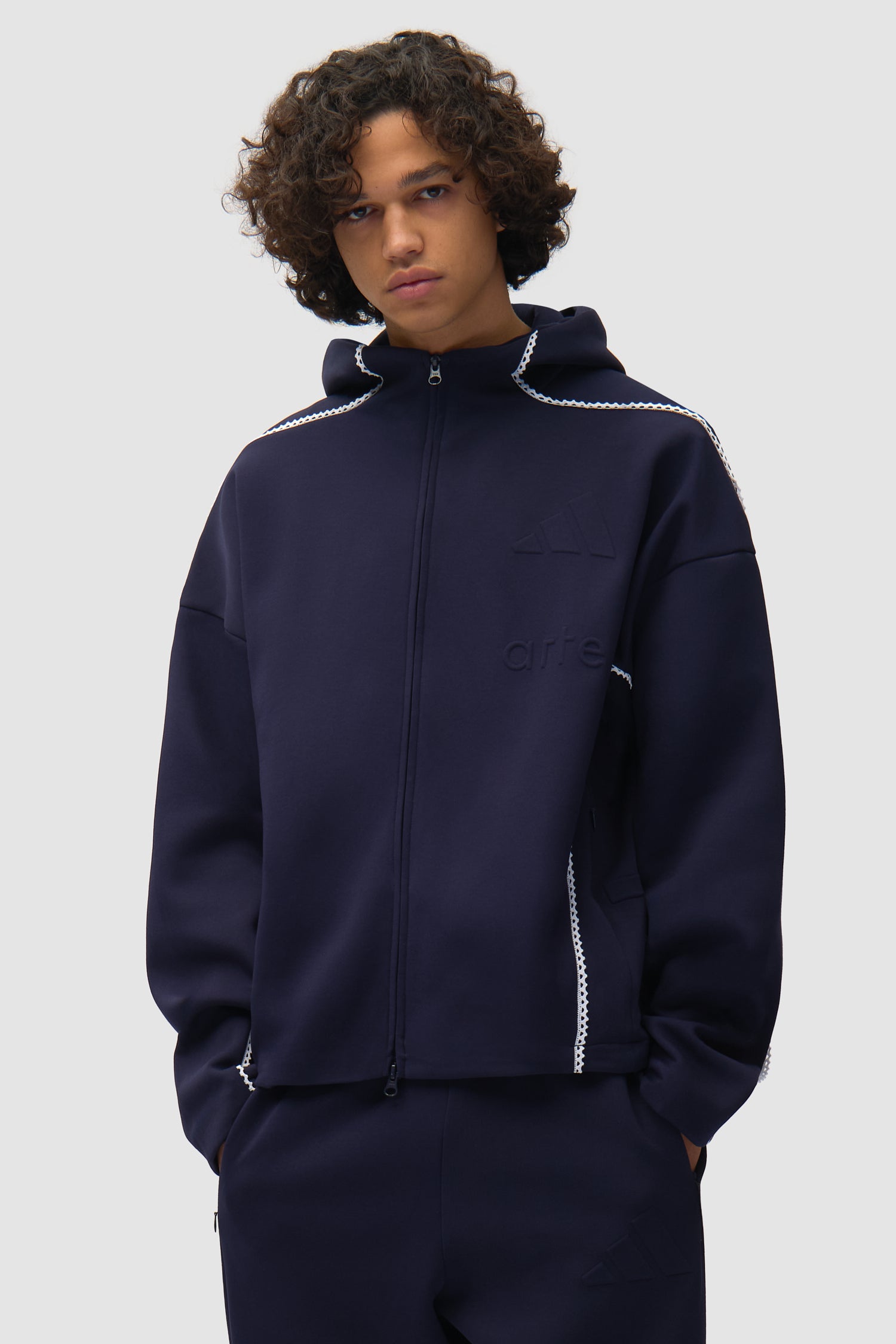 Veste Arte pour adidas Z.N.E. couleur Legend Ink/White portée par un mannequin, vue de face, demi-corps