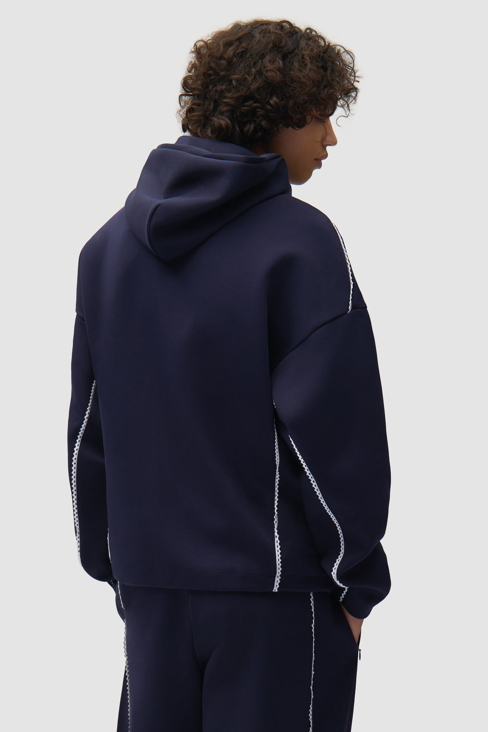 Veste Arte pour adidas Z.N.E. en Legend Ink/White portée par un mannequin, vue de dos à mi-corps