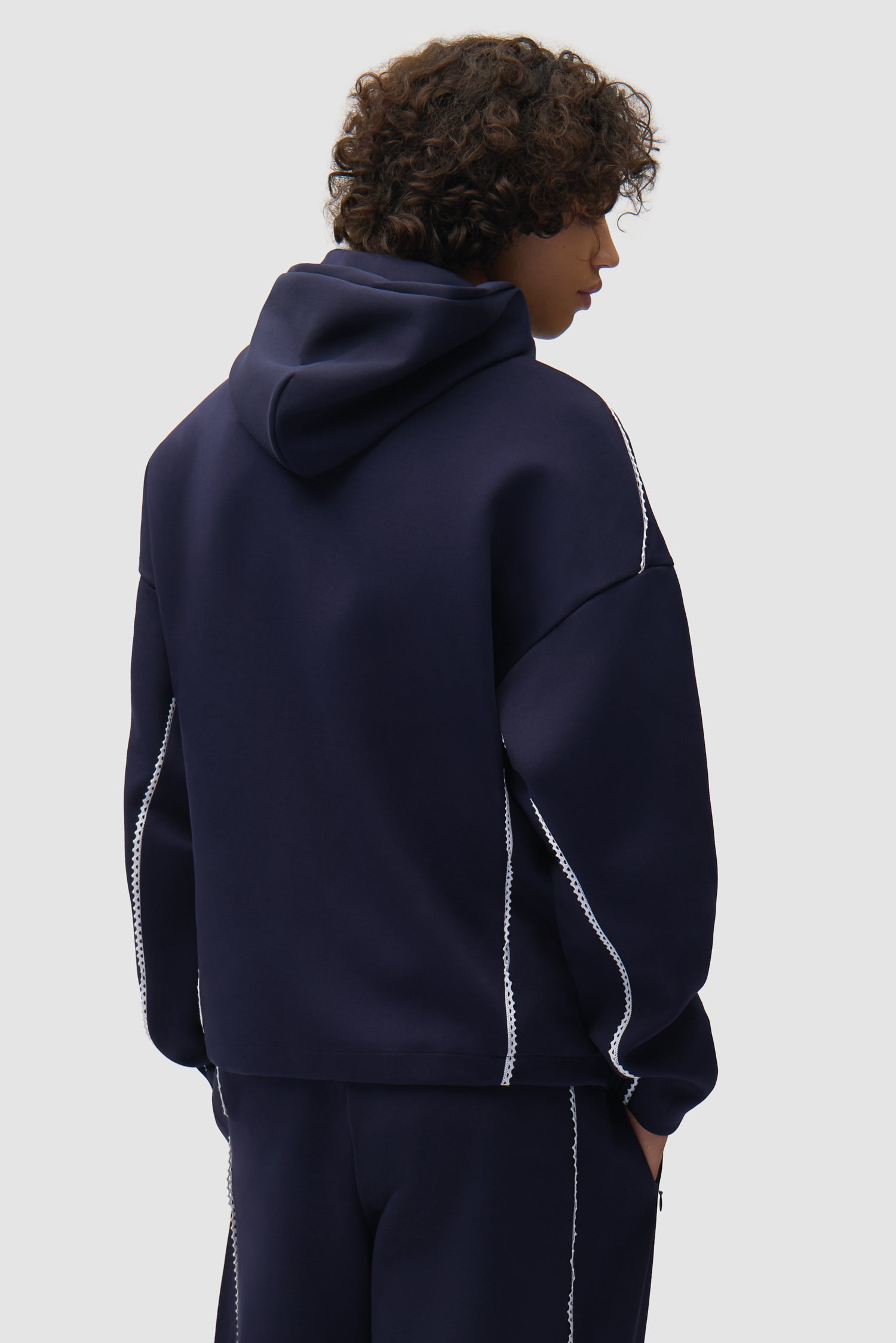 Veste Arte pour adidas Z.N.E. en Legend Ink/White portée par un mannequin, vue de dos à mi-corps