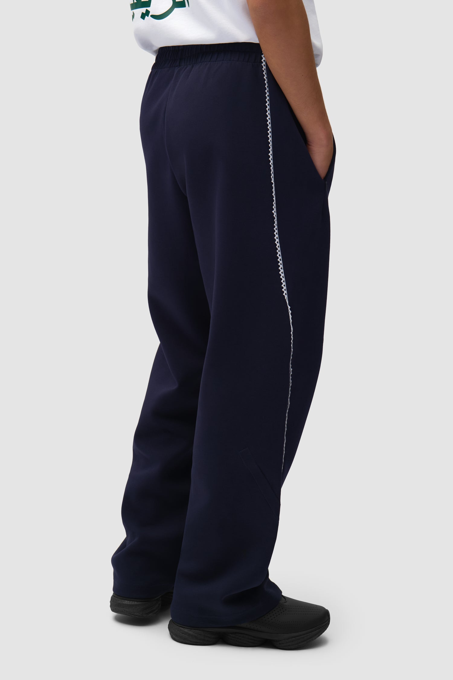 Pantalon Arte pour adidas Legend Ink/White porté par un mannequin, vue de dos à mi-corps