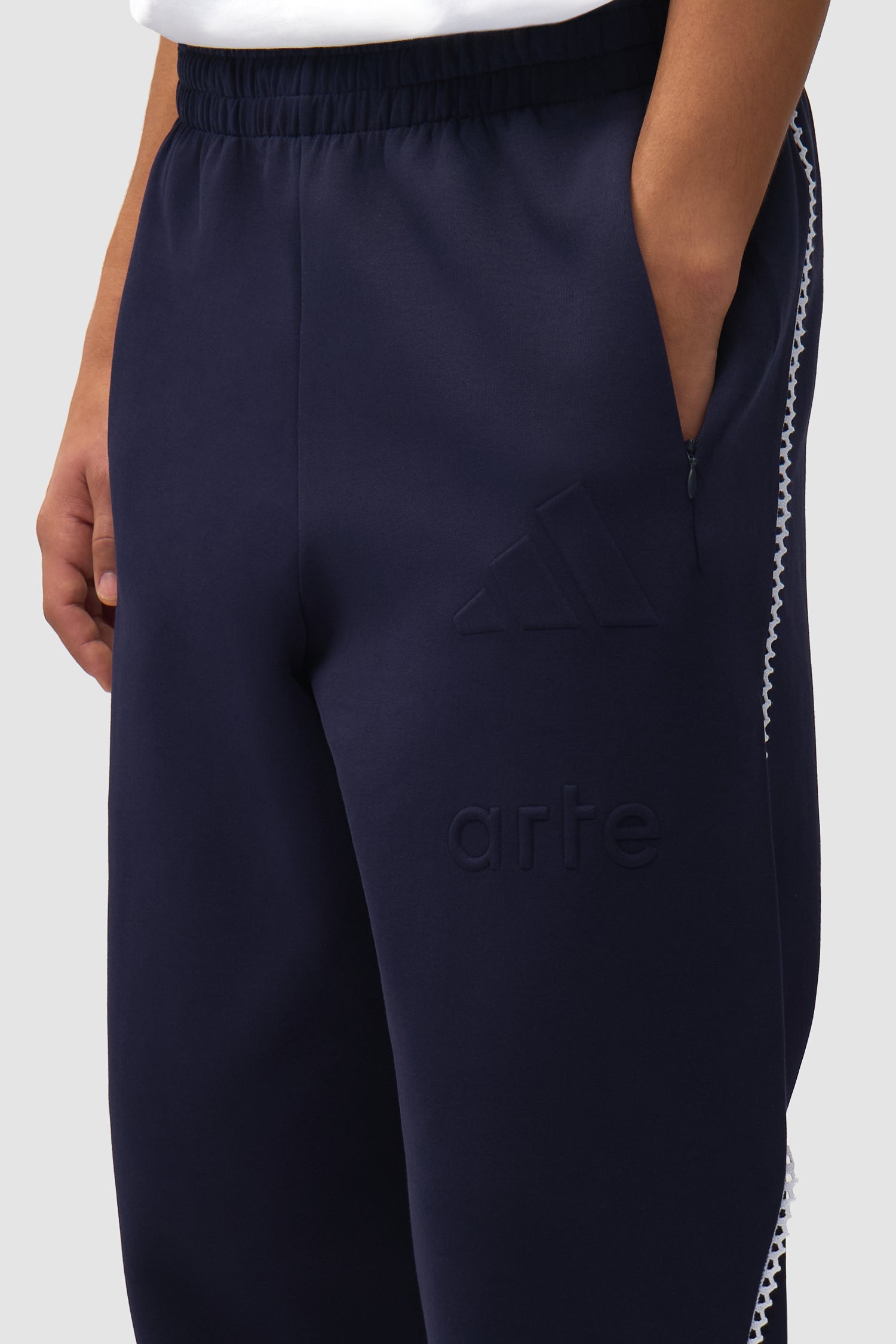 Vue détaillée du pantalon Arte pour adidas en Legend Ink/White, montrant le devant