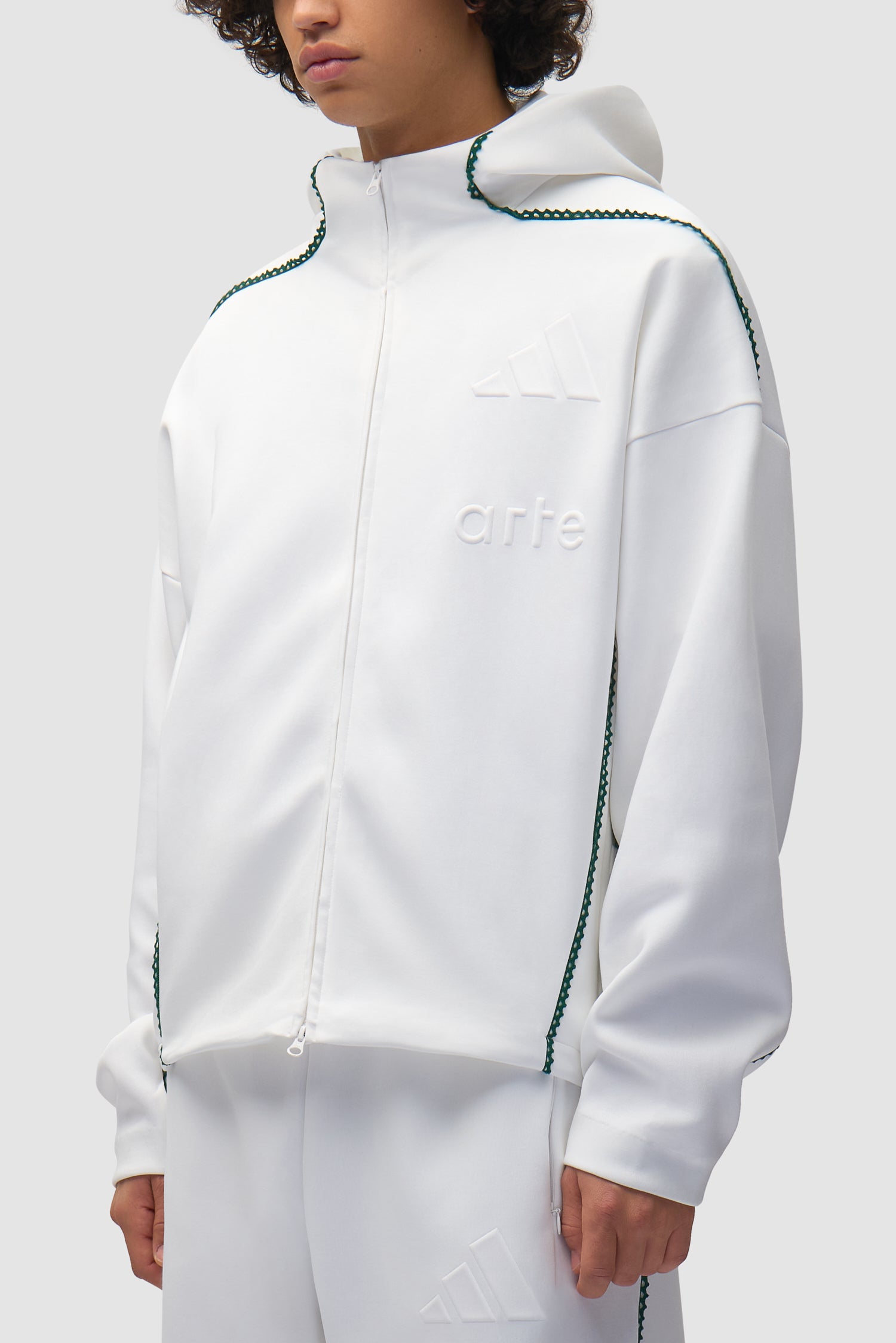 Veste Arte pour adidas Z.N.E. en blanc/Better Scarlet portée par un mannequin, vue détaillée du haut du corps