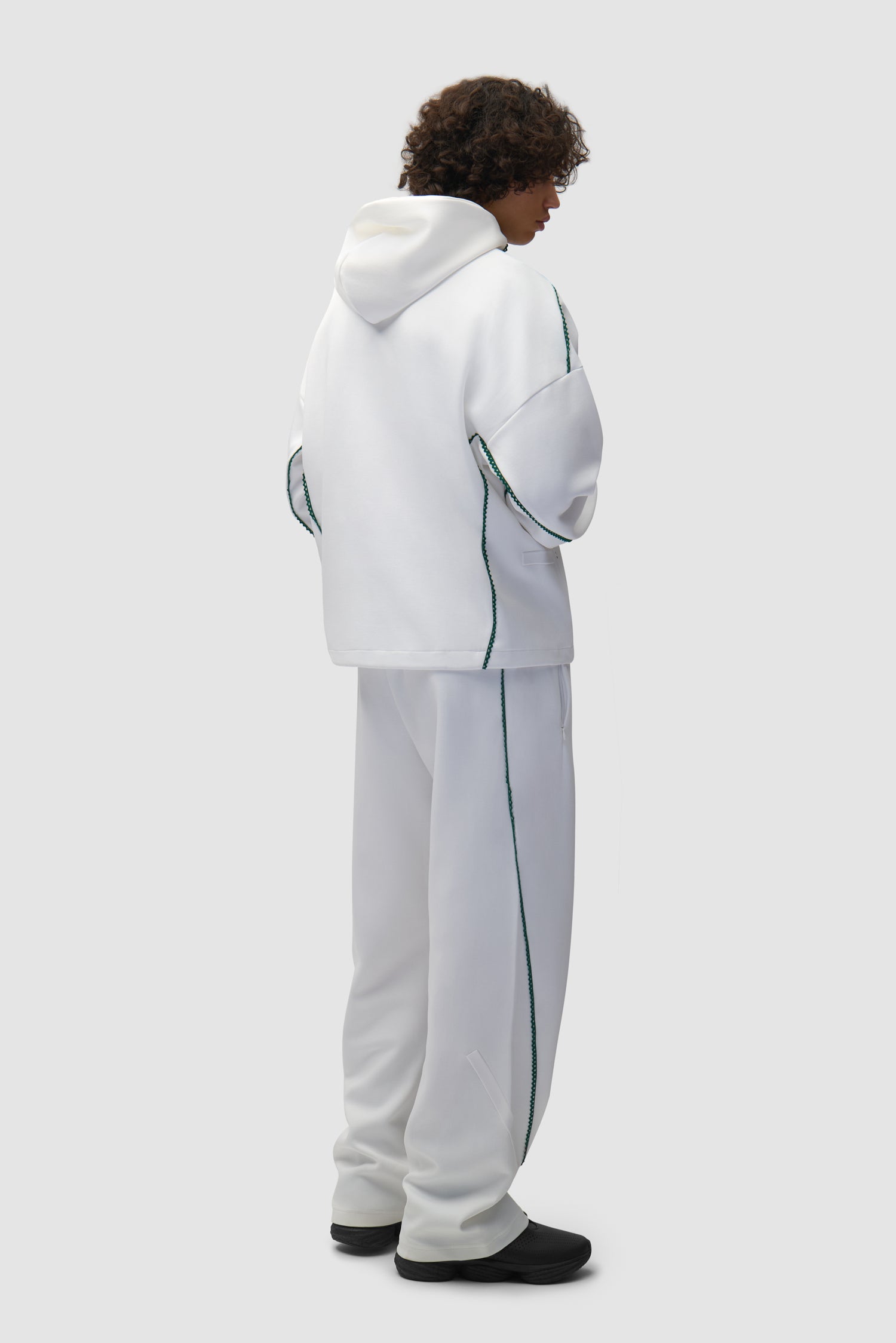 Pantalon Arte pour adidas Z.N.E. en blanc/Better Scarlet porté par un mannequin, vue arrière intégrale