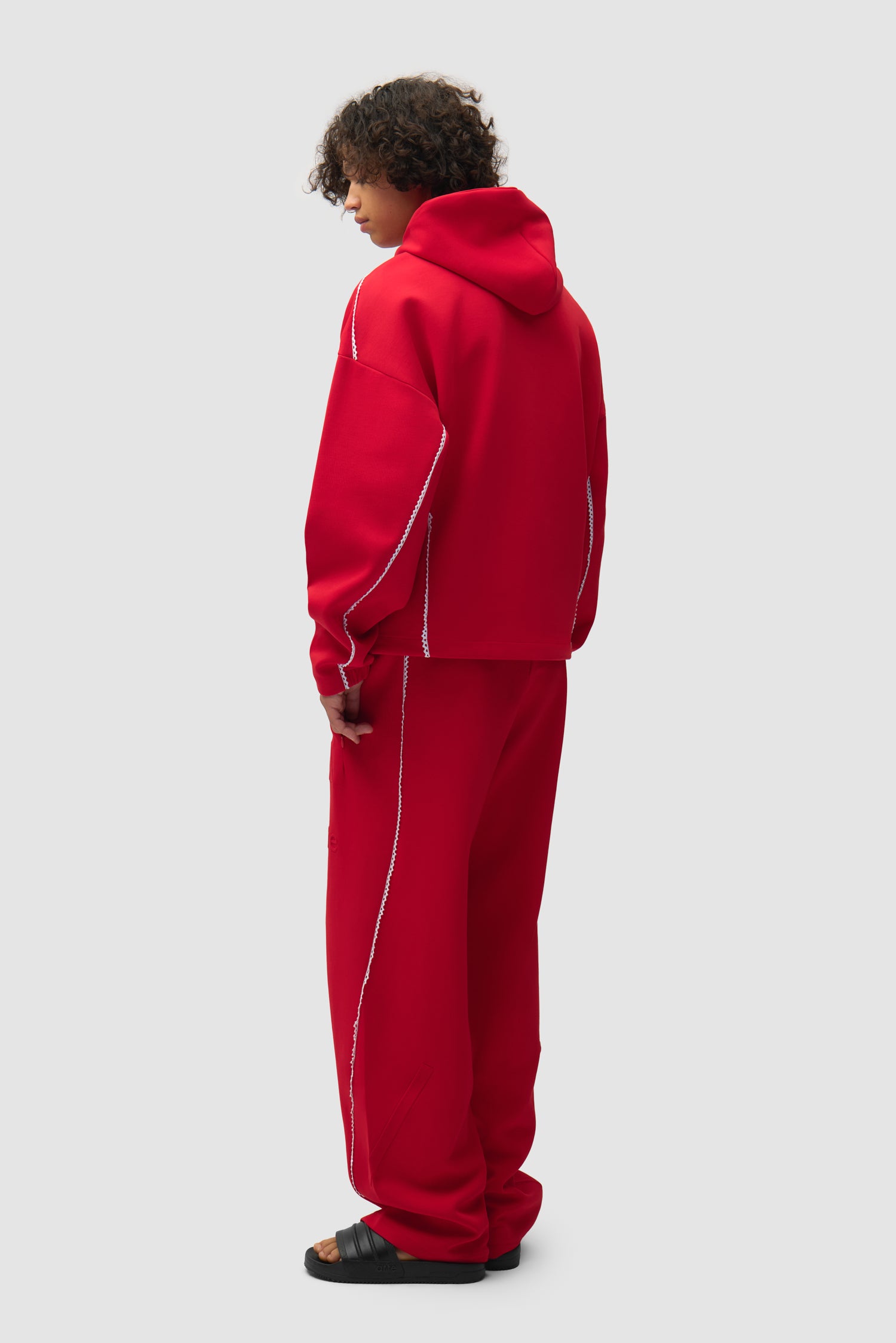 Veste Arte pour adidas Z.N.E. en Better Scarlet/White portée par un mannequin, vue arrière intégrale