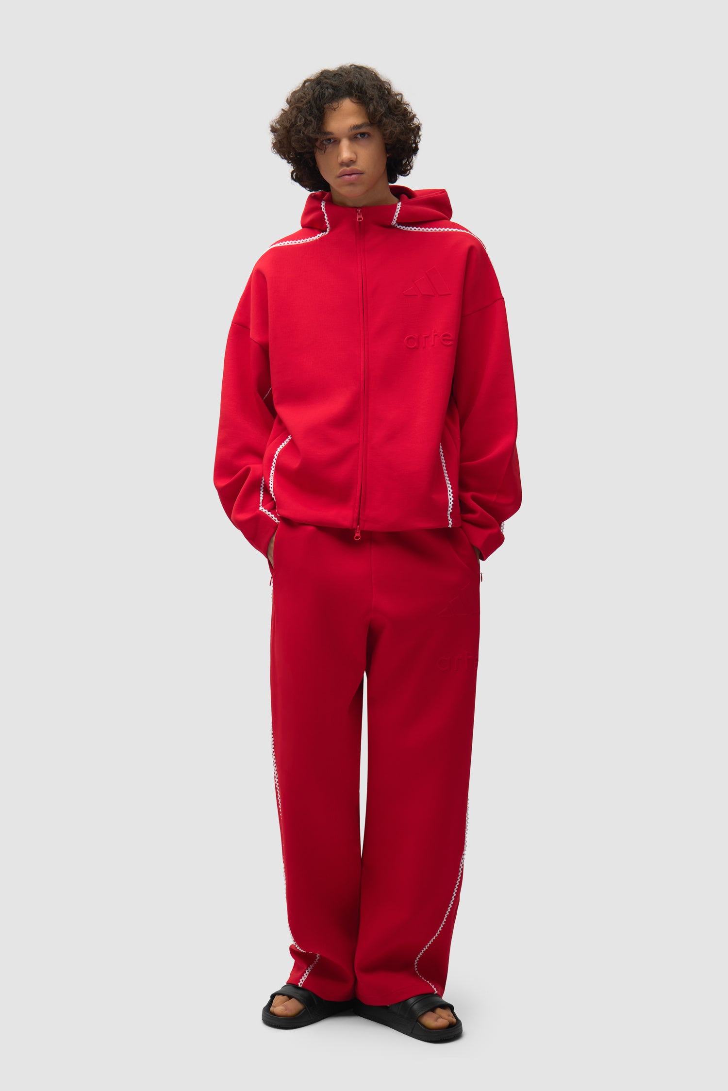 Pantalon Arte pour adidas Z.N.E. en Better Scarlet/White porté par un mannequin, vue de face en pied