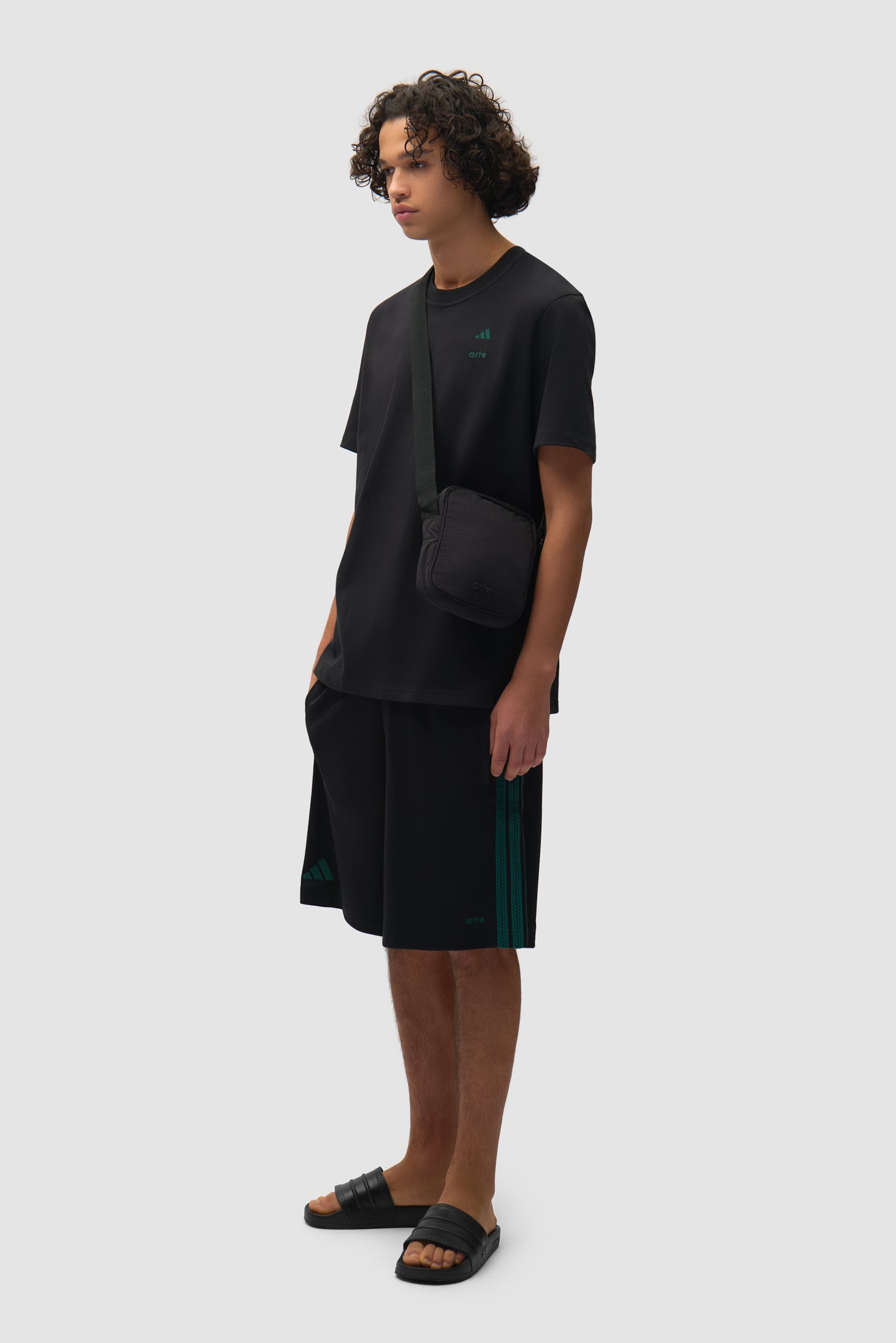 Sac Arte pour adidas noir/vert universitaire porté par un mannequin, vue de face en pied