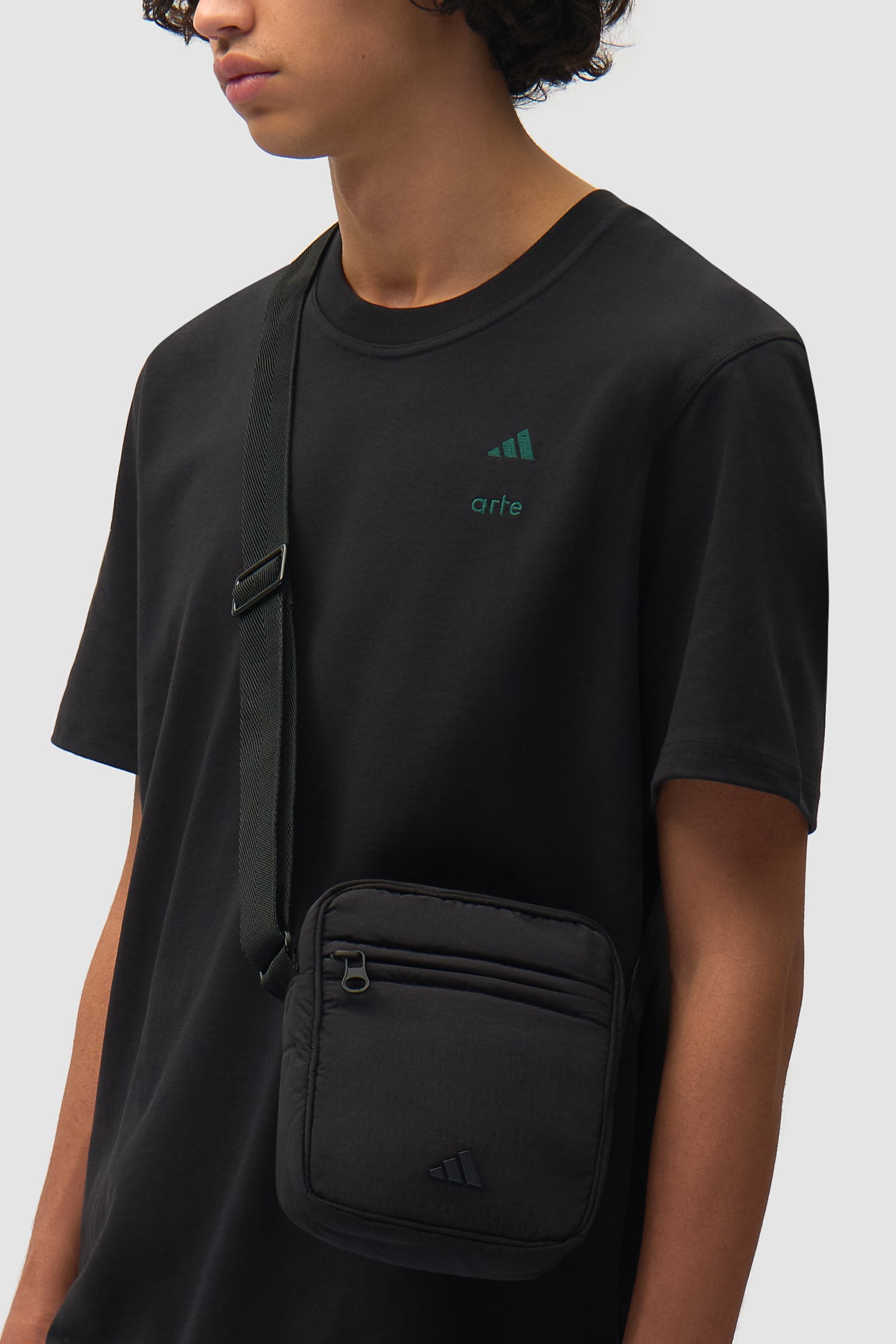 Sac Arte pour adidas noir/vert universitaire porté par un mannequin, vue de dos à mi-corps
