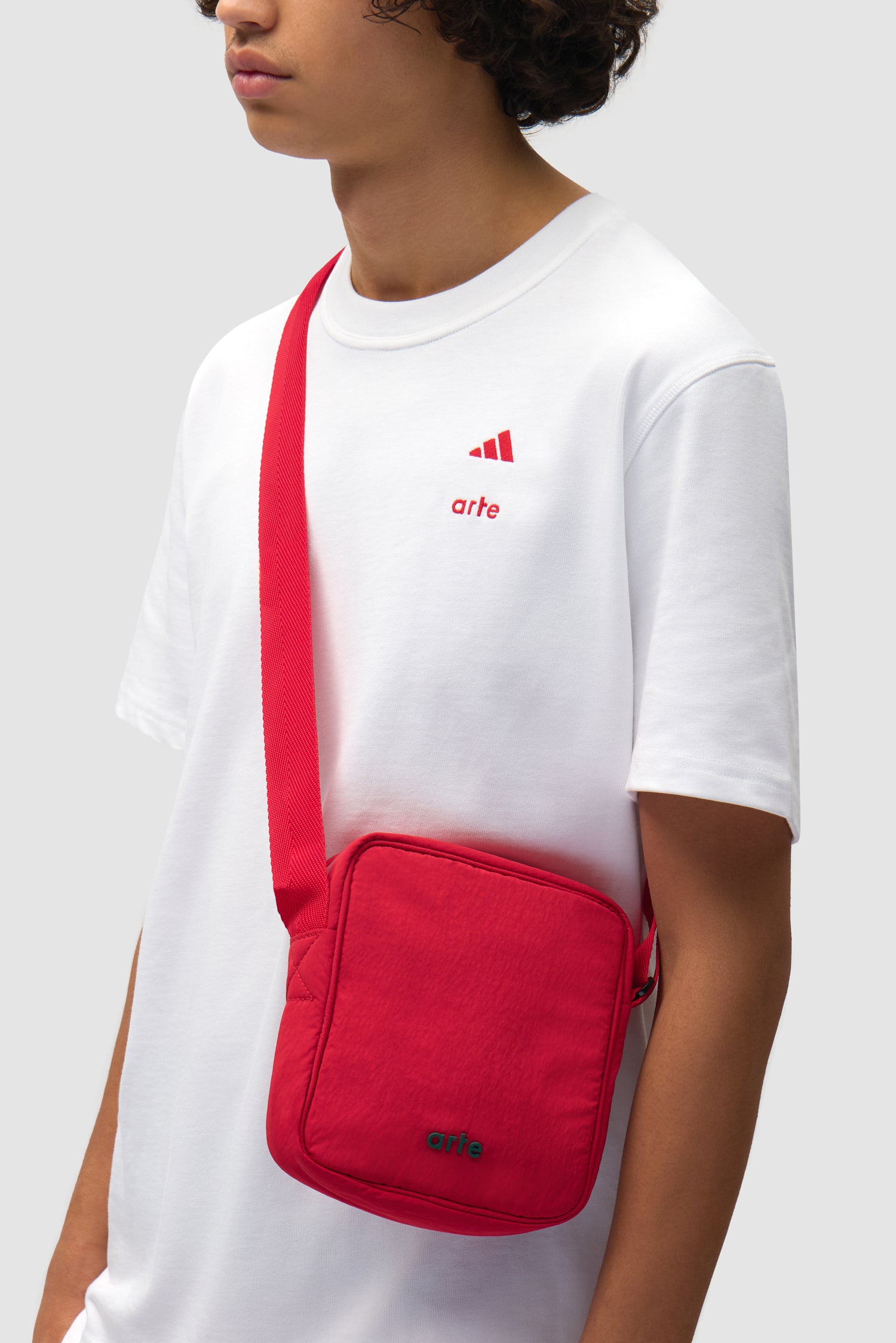 Sac Arte pour adidas, couleur Better Scarlet/Collegiate Green, porté par un mannequin, vue de face, demi-corps.