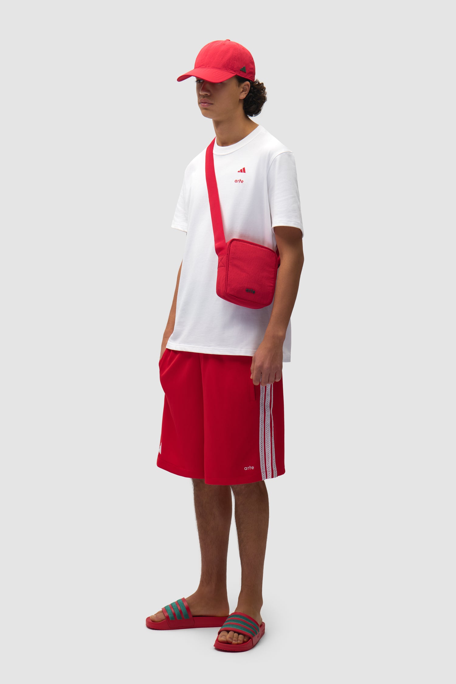 Casquette Arte pour adidas en Better Scarlet portée par un mannequin, vue de face en pied