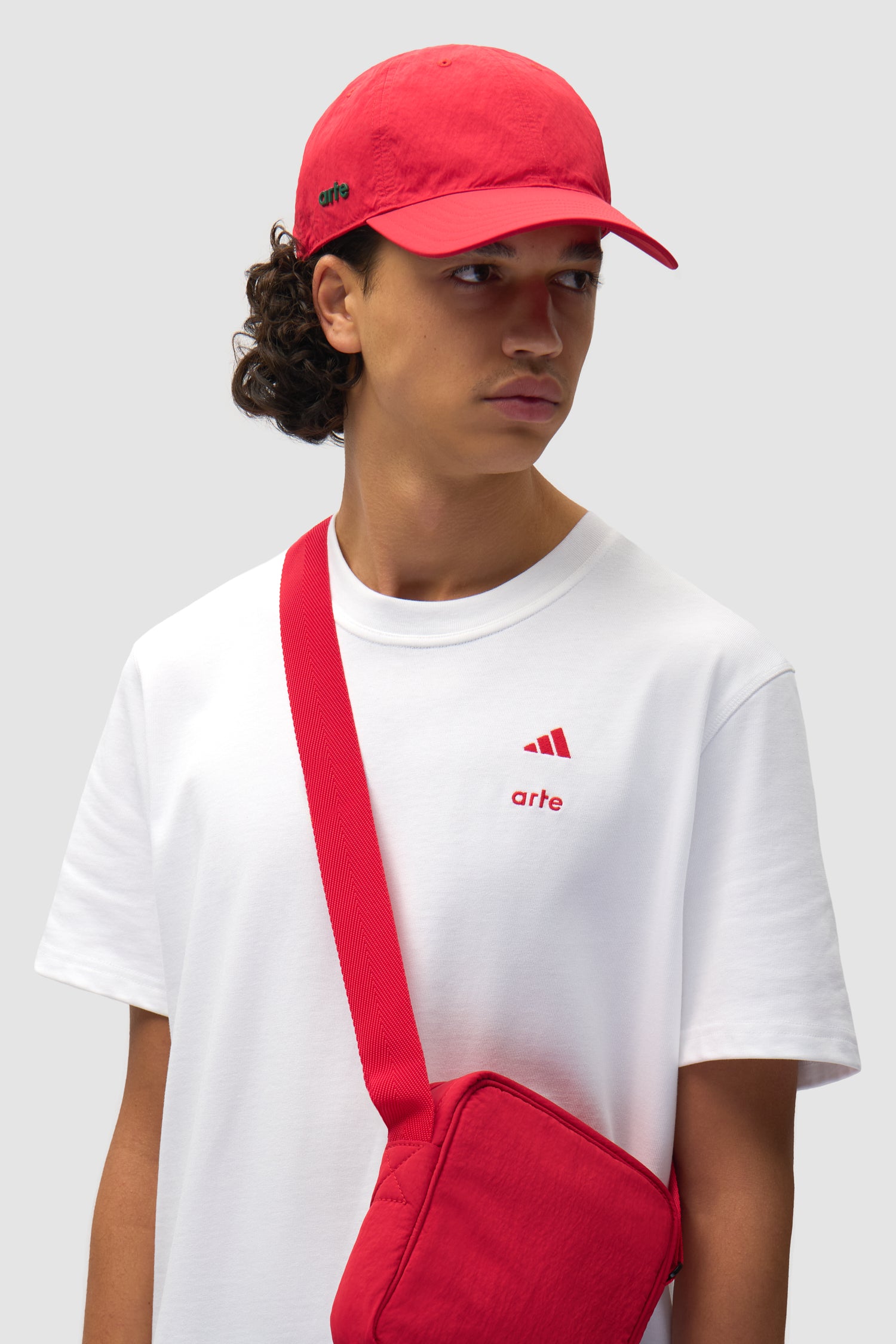 Casquette Arte pour adidas, couleur Better Scarlet, portée par un mannequin, vue de face, demi-corps.