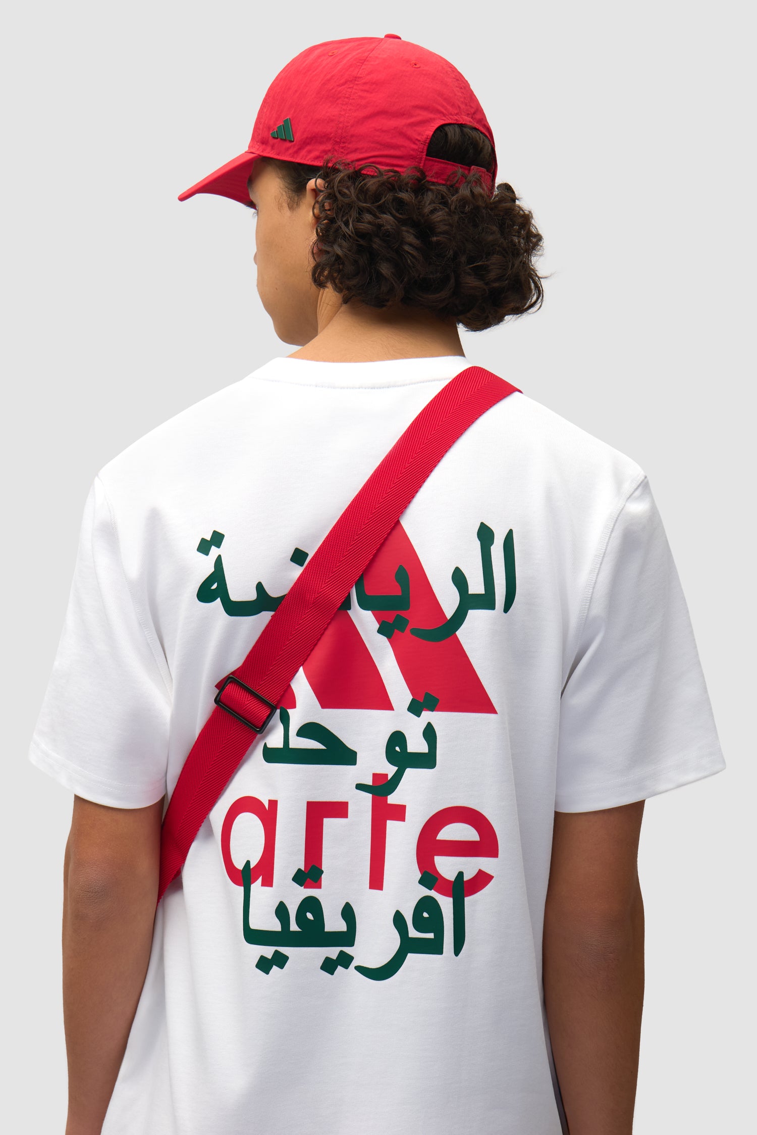 Casquette Arte pour adidas en Better Scarlet portée par un mannequin, vue de dos à mi-corps