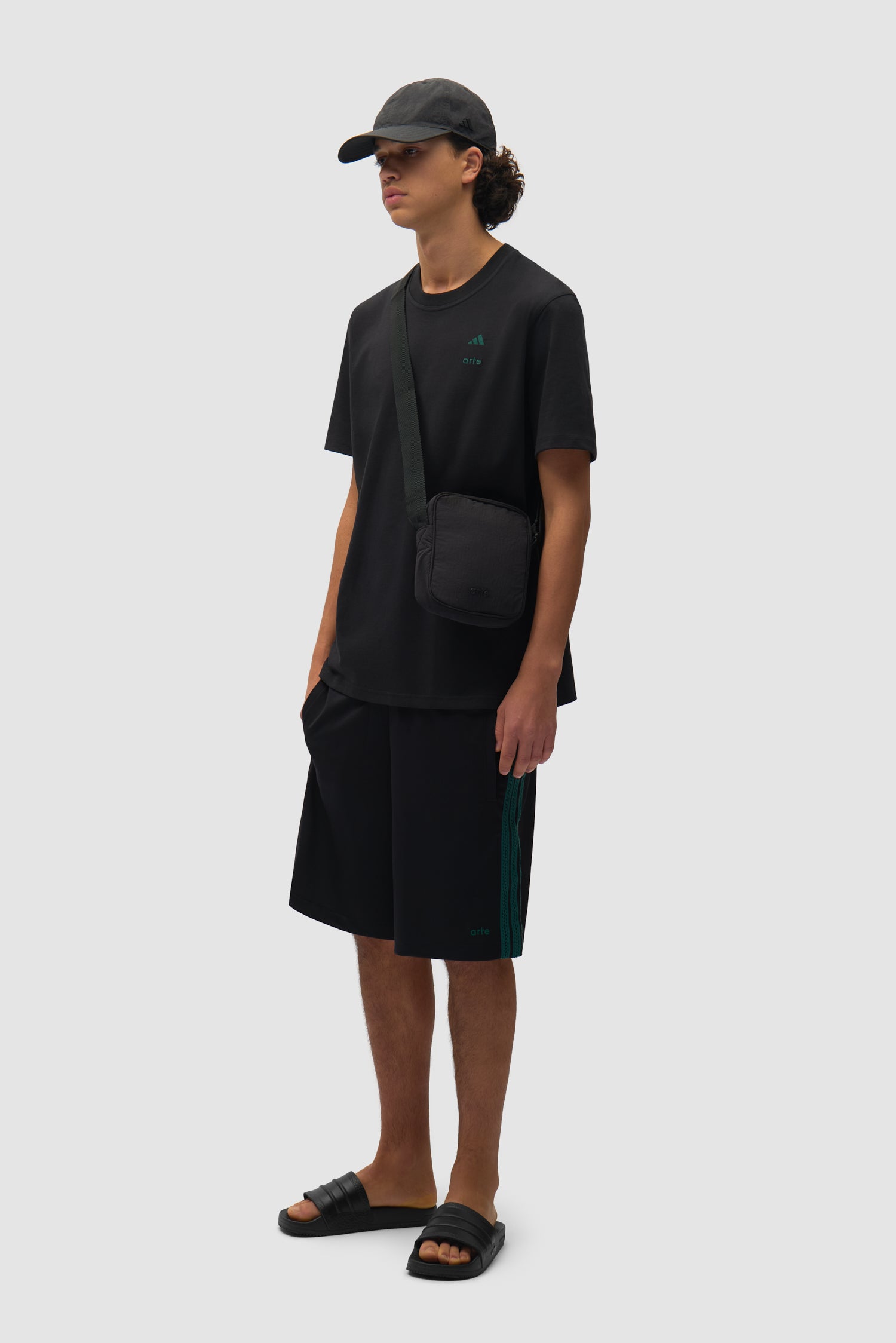 Casquette Arte pour adidas, couleur noire, portée par un mannequin, vue de face en pied