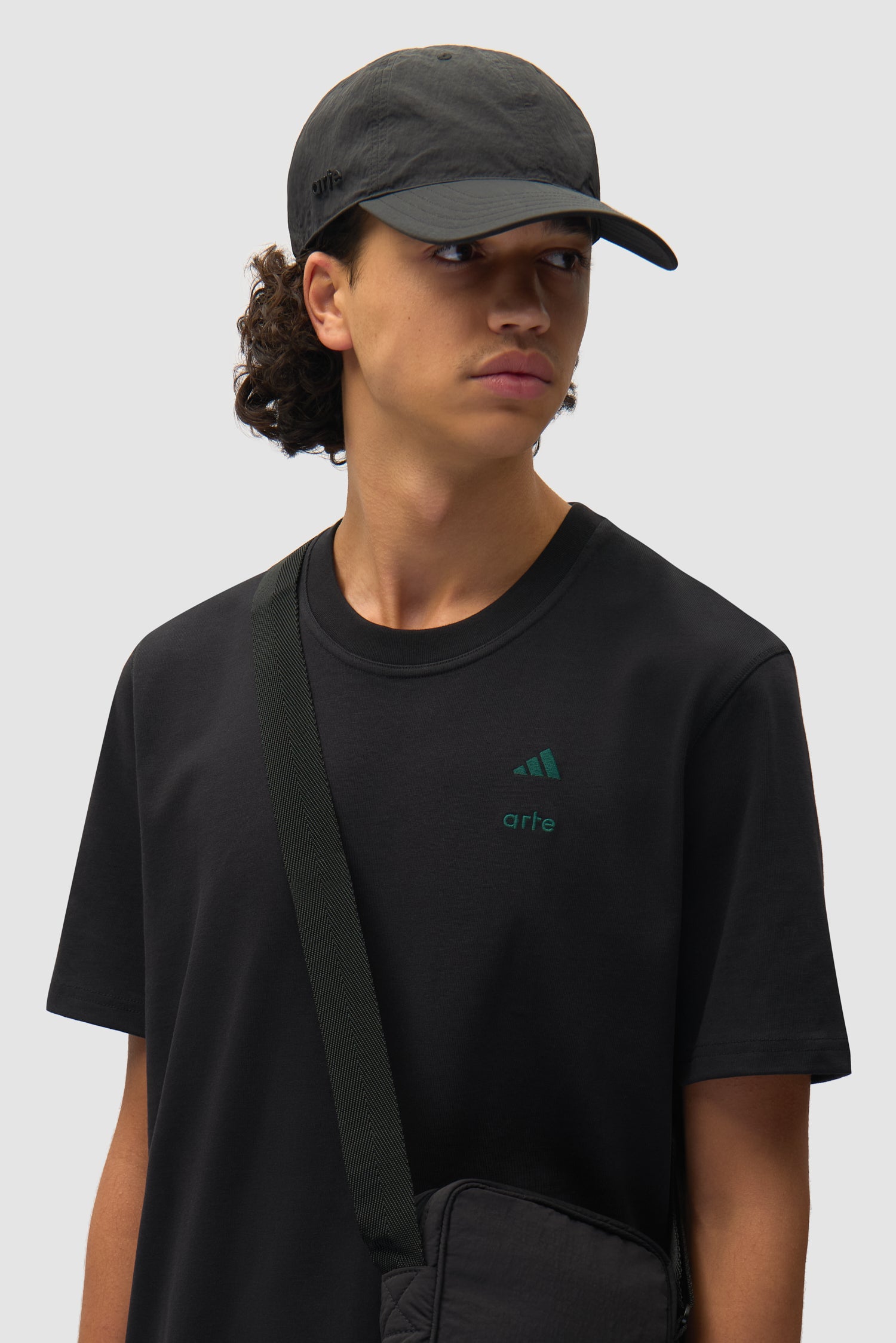 Casquette Arte pour adidas, couleur noire, portée par un mannequin, vue de face, demi-corps