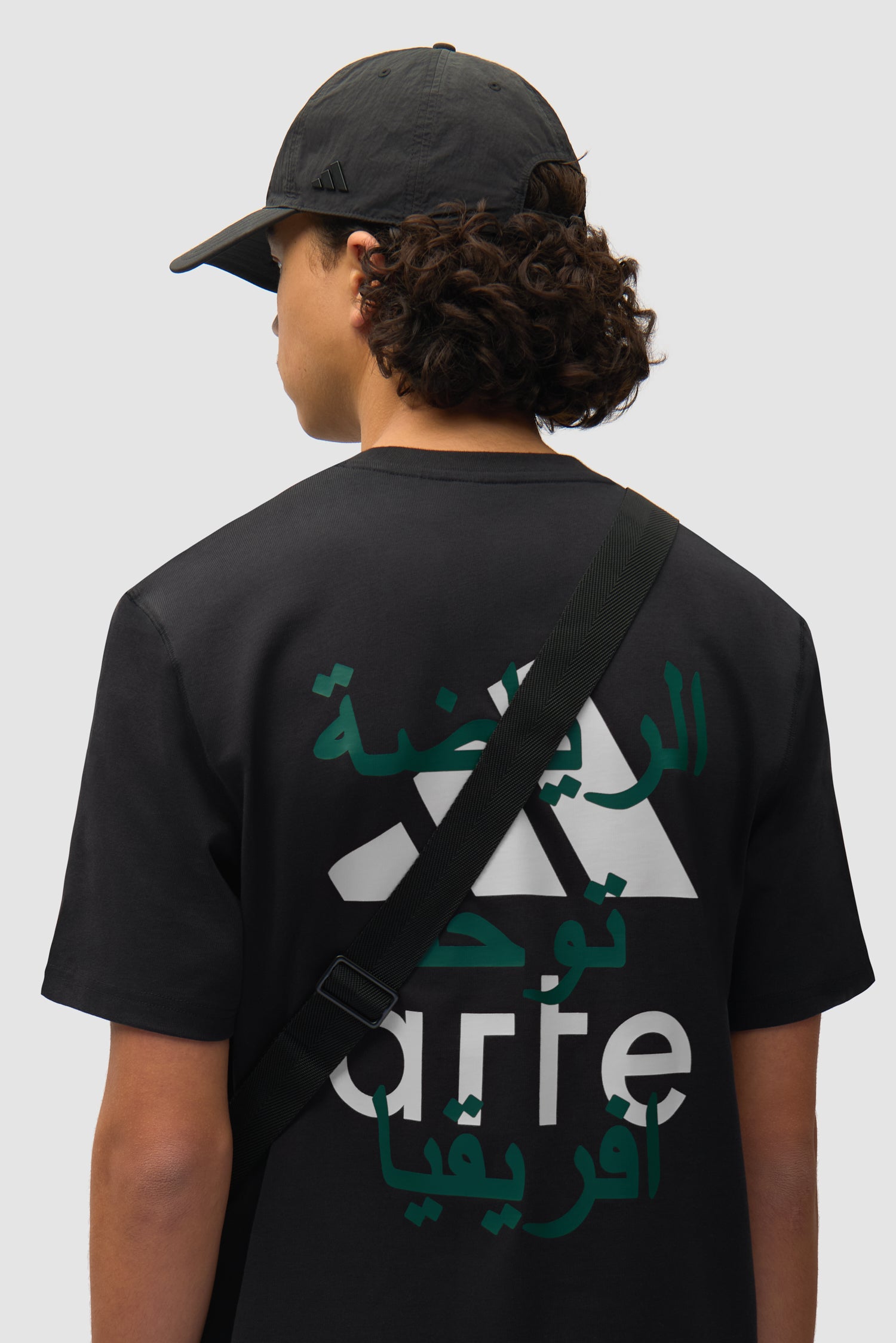 Casquette Arte pour adidas, couleur noire, portée par un mannequin, vue de dos à mi-corps