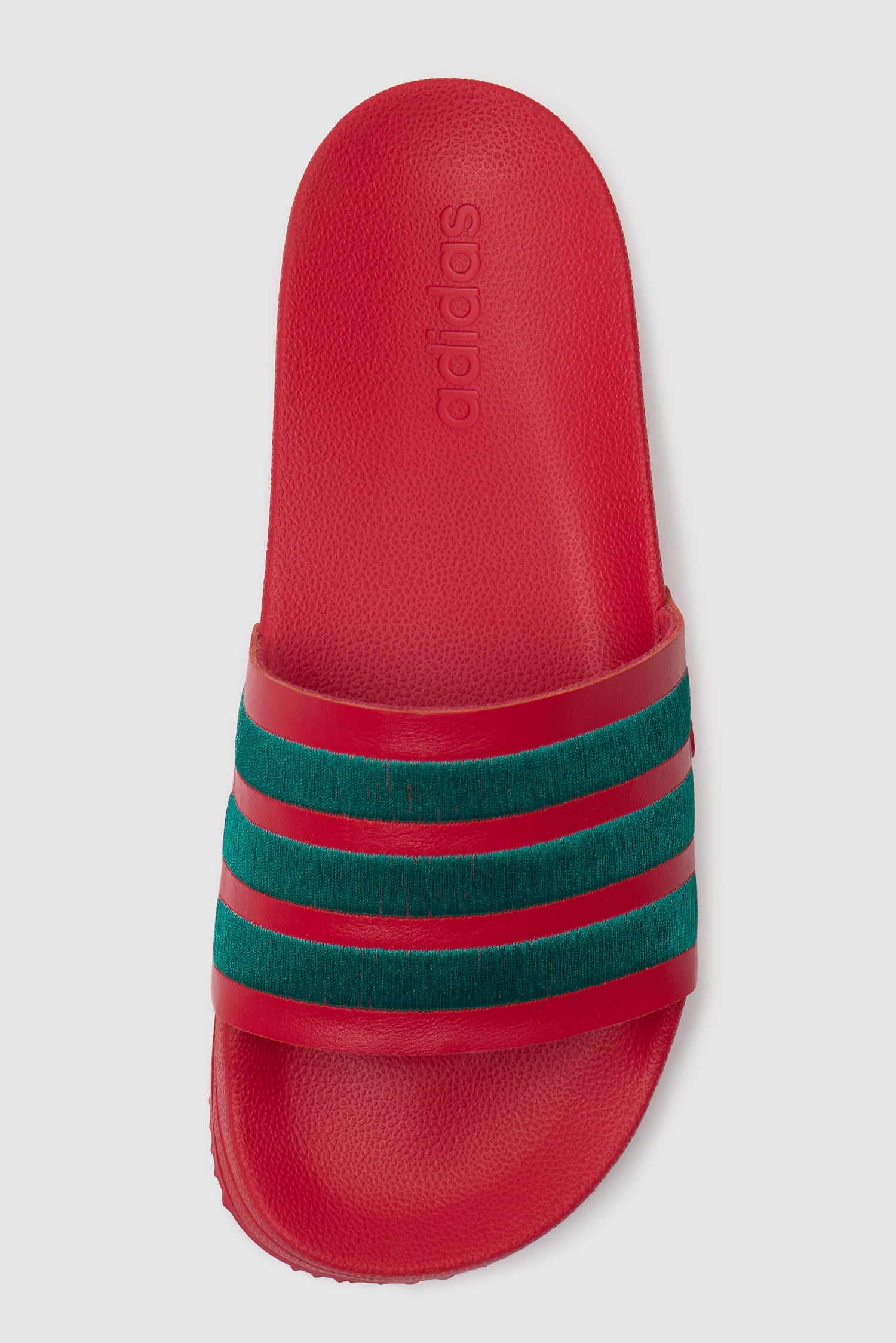 Arte pour adidas Adilette en Better Scarlet/Collegiate Green, vue de dessus