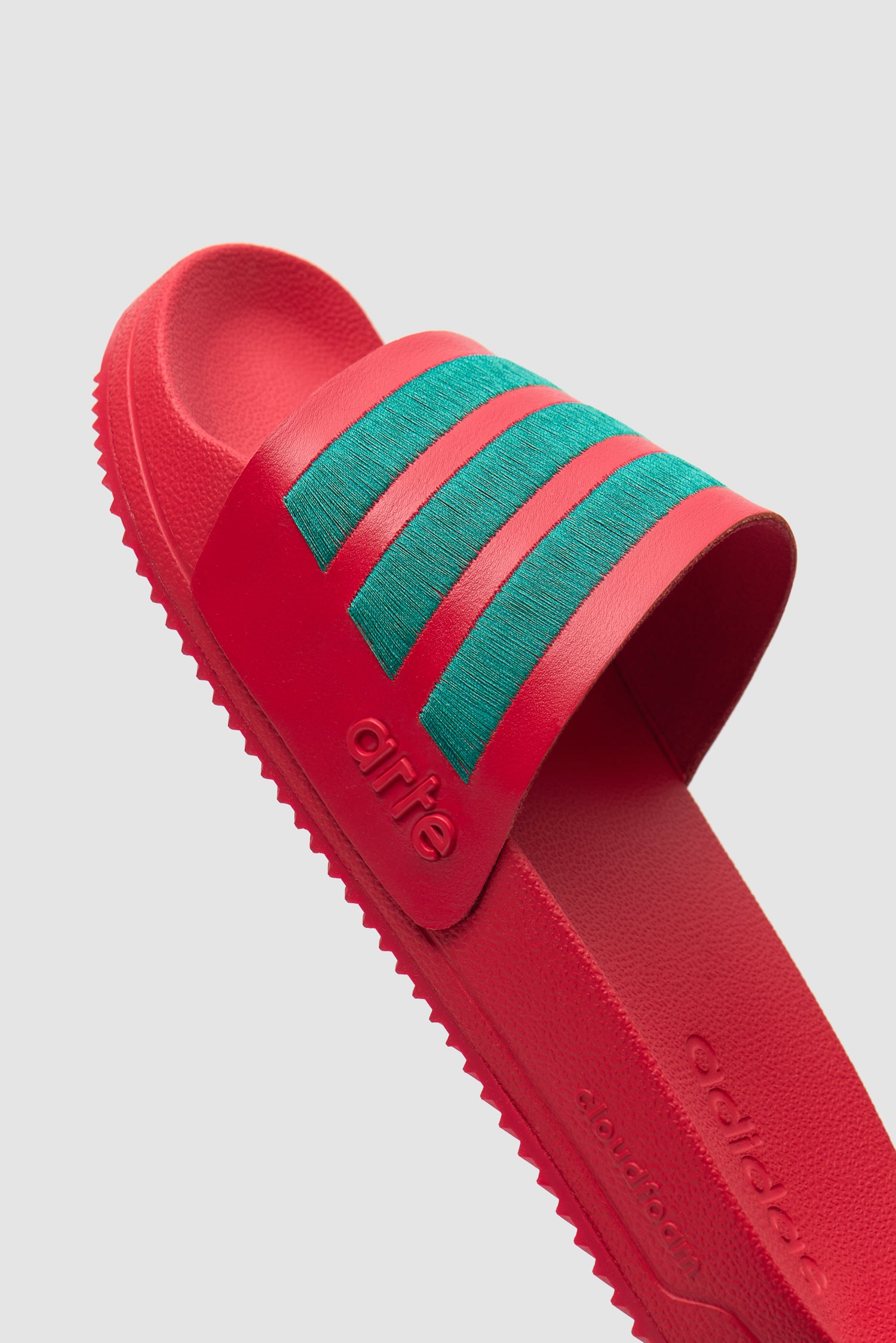 Arte pour adidas Adilette en Better Scarlet/Collegiate Green, vue détaillée montrant les rayures
