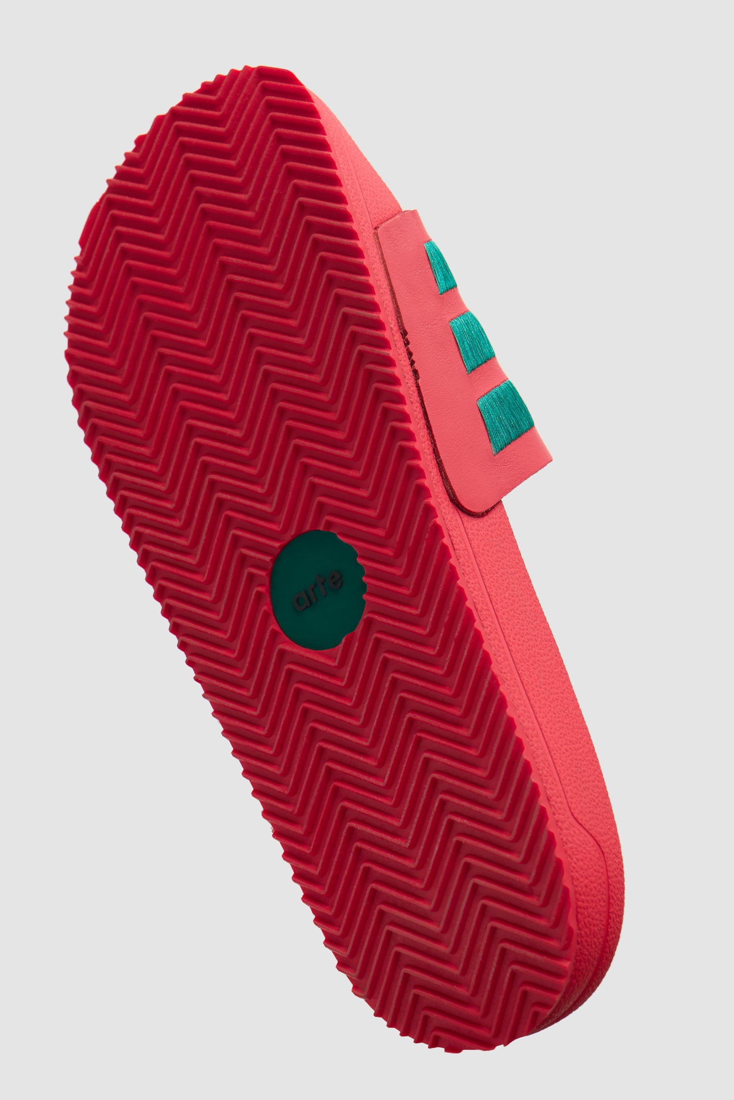 Arte pour adidas Adilette en Better Scarlet/Collegiate Green, vue de dessous