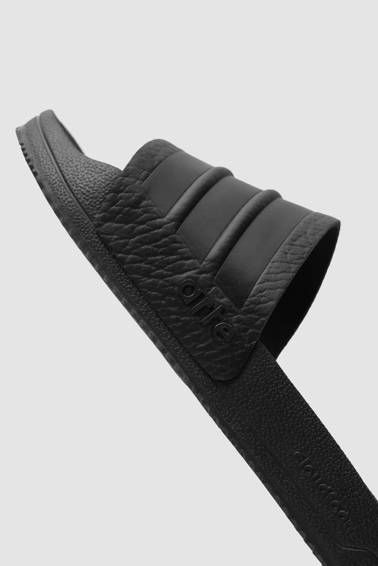 Arte pour adidas Adilette en noir intense, vue détaillée montrant les rayures