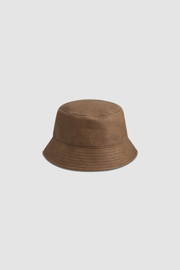 Chapeau bob en cuir PU marron porté par un mannequin, vue de face en demi-corps