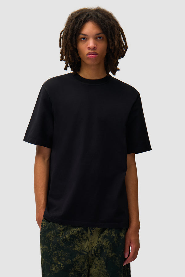 T-shirt imprimé Blocks en noir porté par un mannequin, vue de face à mi-corps