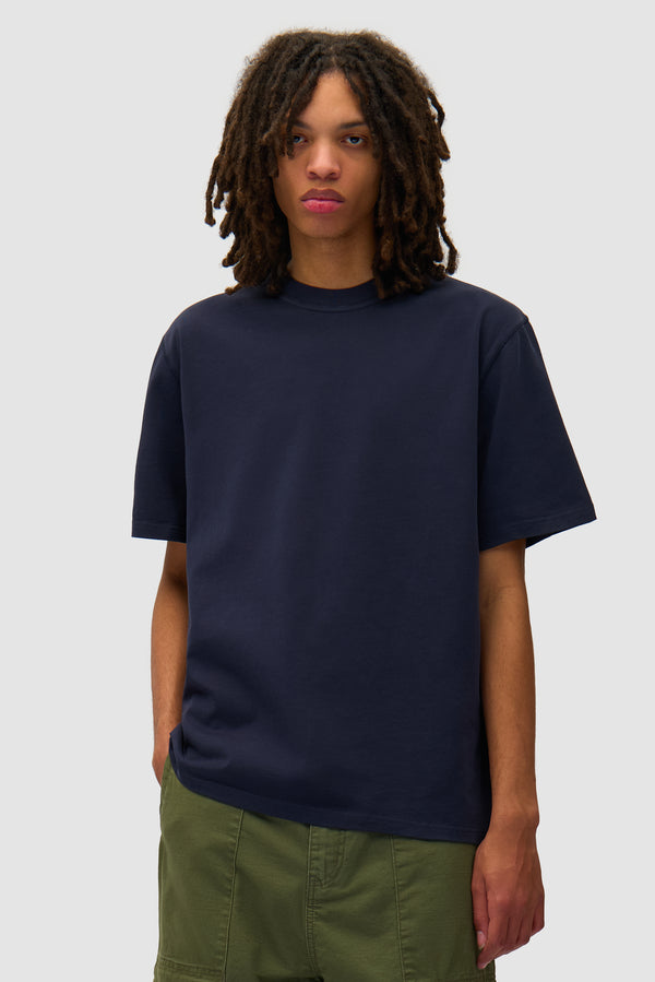 T-shirt imprimé Blocks en marine porté par un mannequin, vue de face à mi-corps