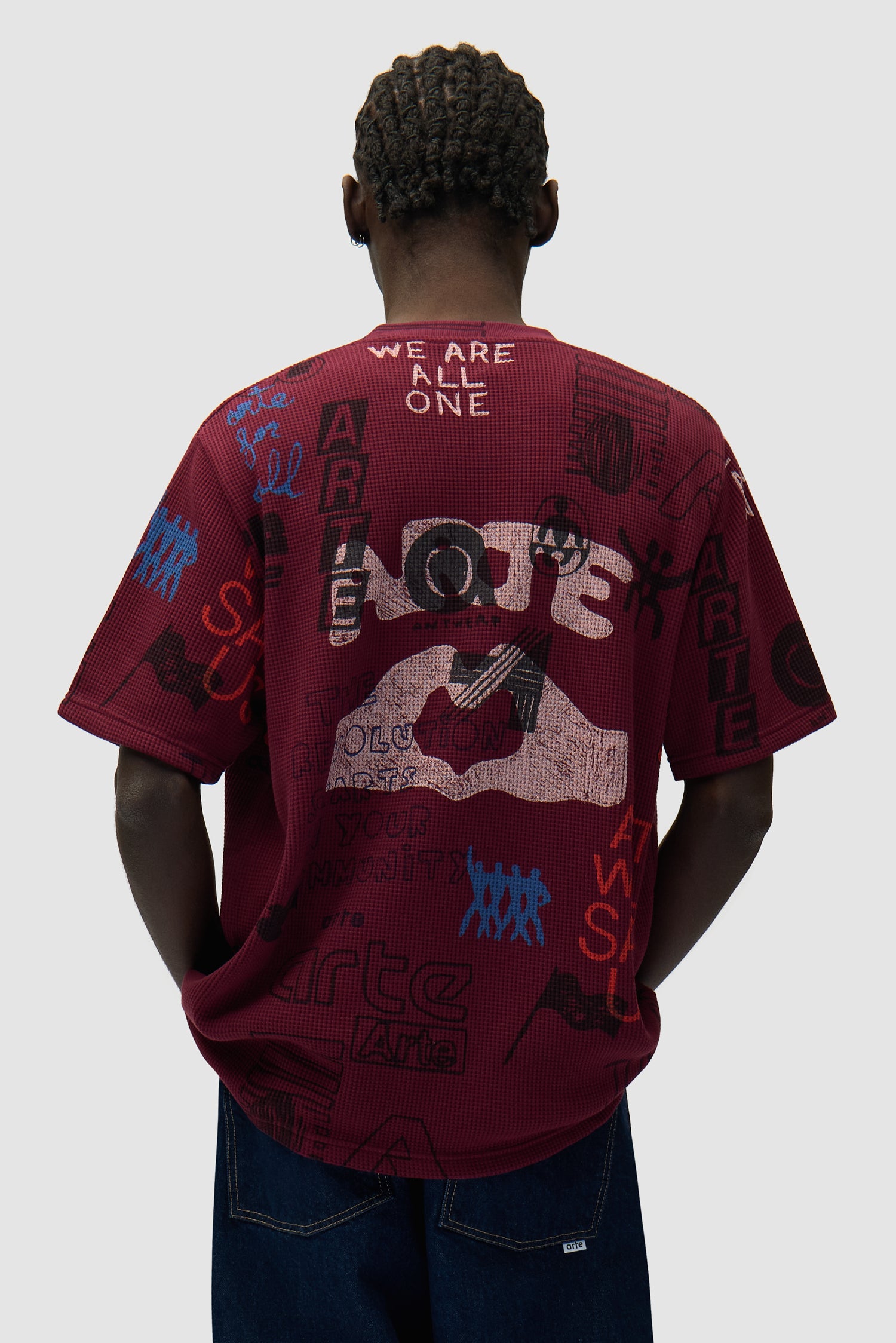 T-shirt Waffle couleur Bordeaux porté par un mannequin, vue de dos à mi-corps