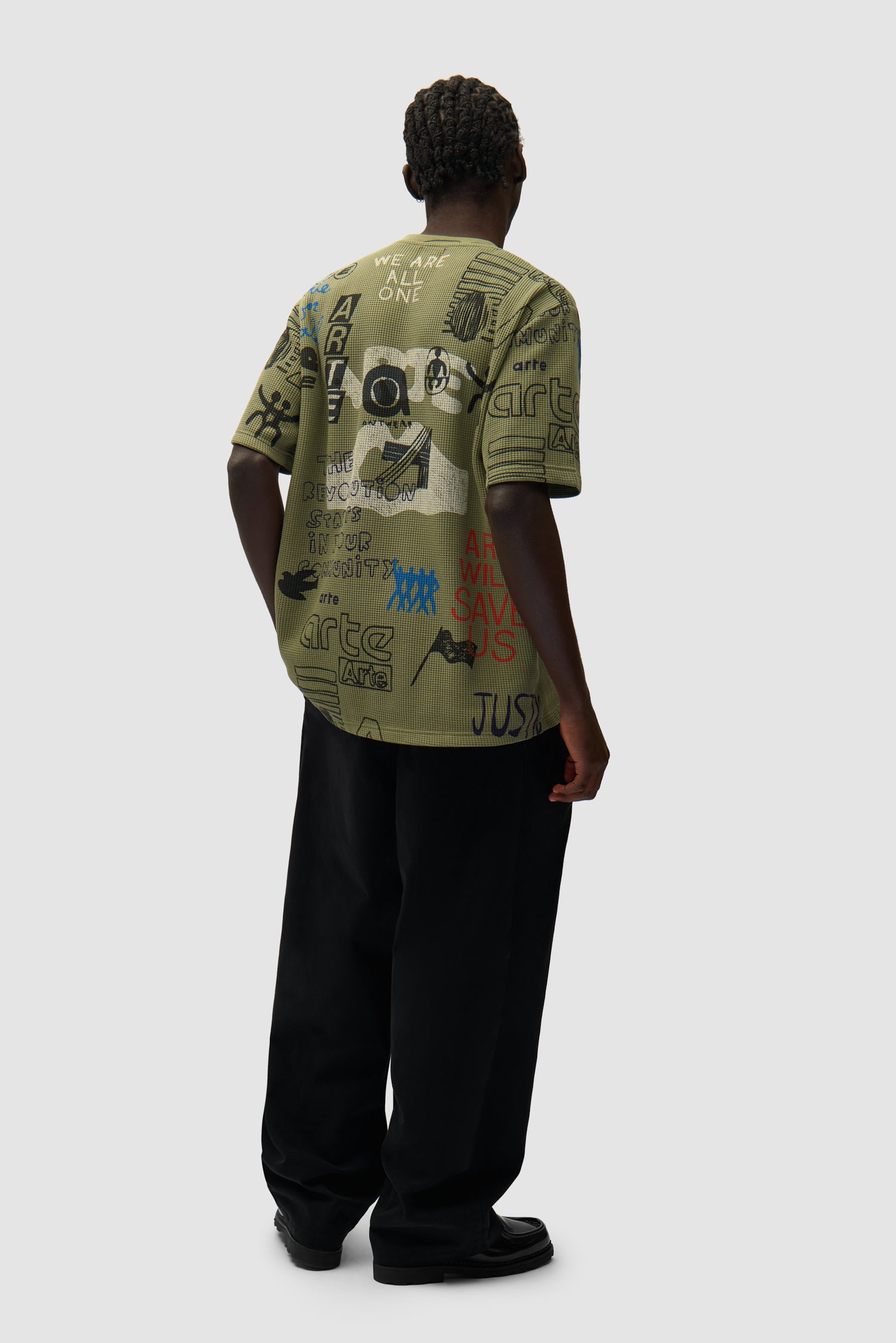 T-shirt gaufré vert porté par un mannequin, vue arrière intégrale