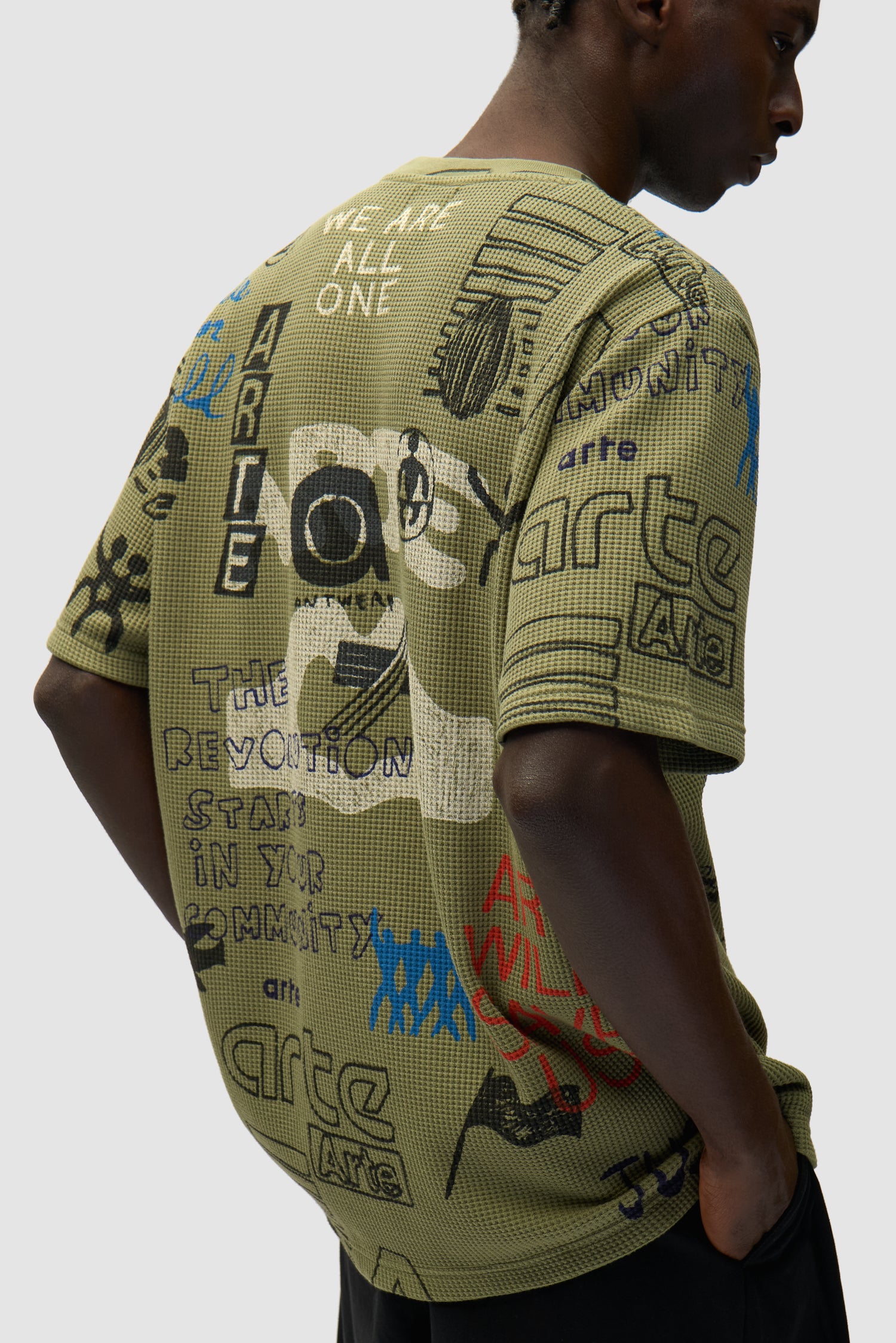 T-shirt Waffle vert porté par un mannequin, vue de profil à mi-corps