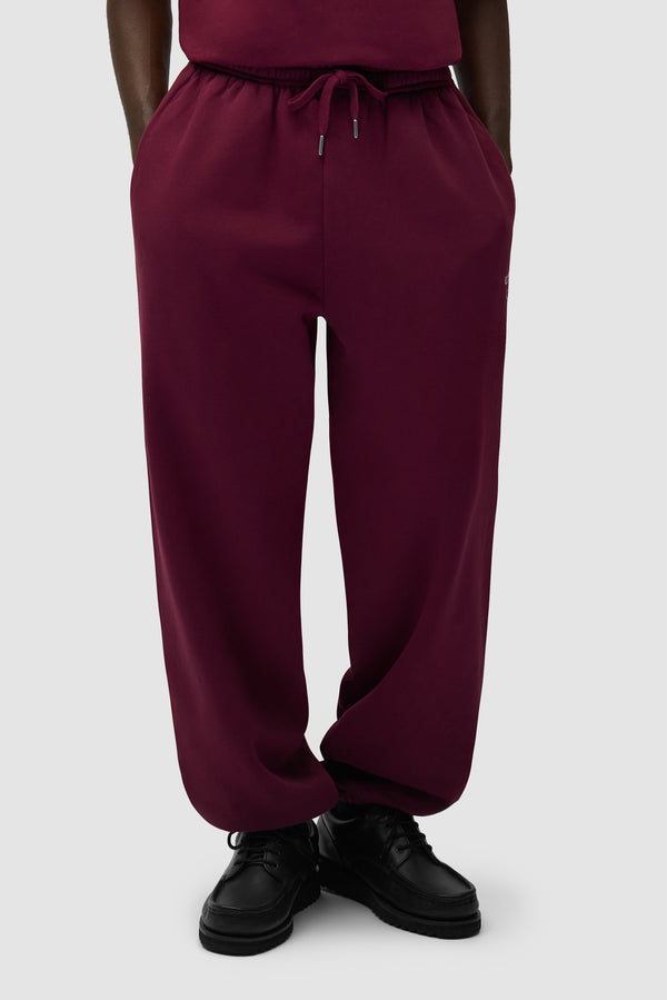 Arte Heart Pants in Bordeaux worn by a model, half-body front view
