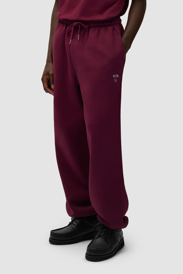 Arte Heart Pants in Bordeaux worn by a model, half-body side view