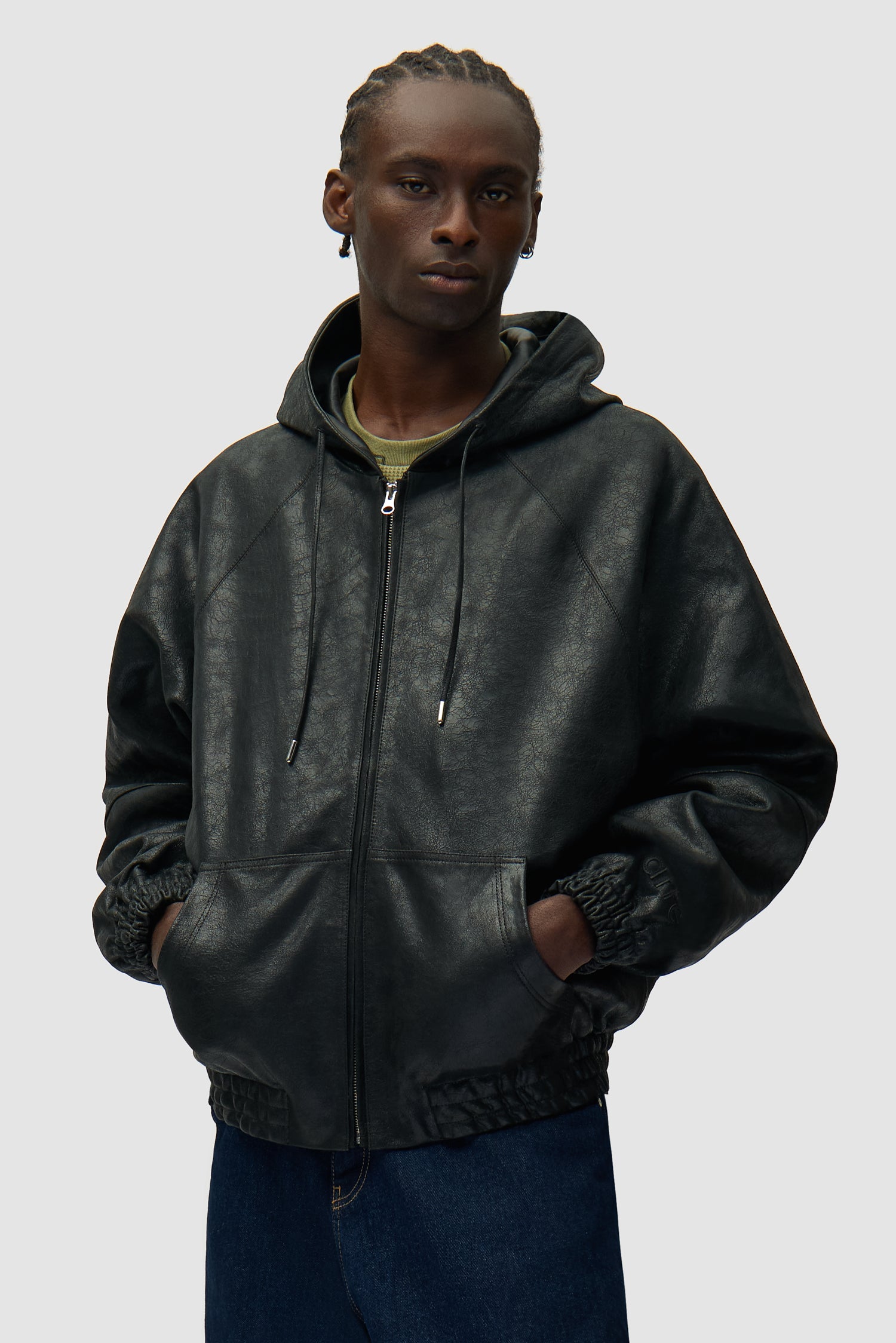 Veste en cuir craquelé noire portée par un mannequin, vue de face en demi-corps