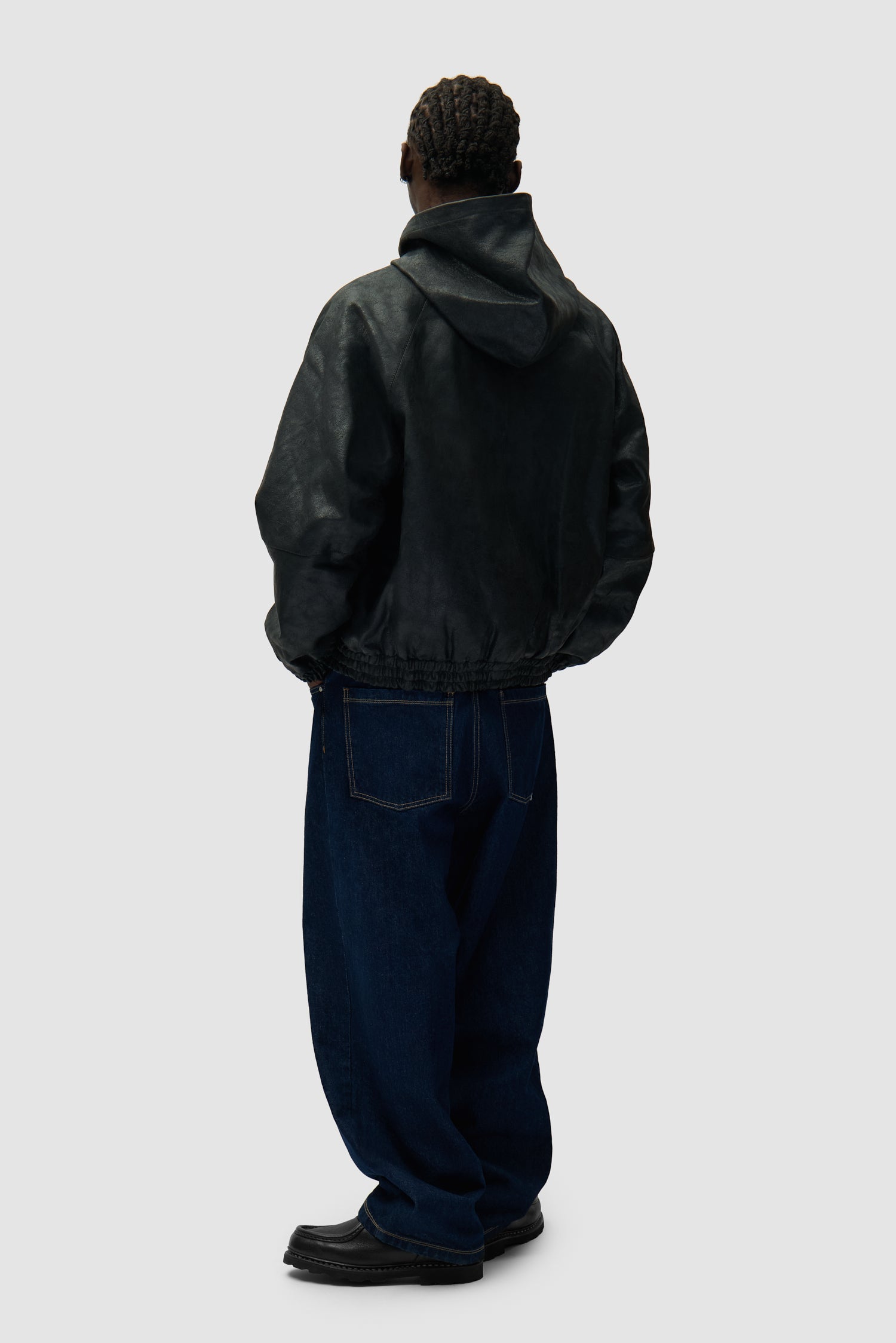 Veste en cuir craquelé noir portée par un mannequin, vue arrière intégrale