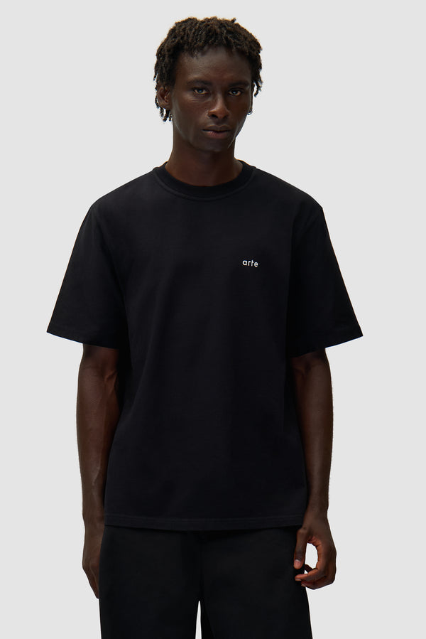 T-shirt Arte For All en noir porté par un mannequin, vue de face à mi-corps