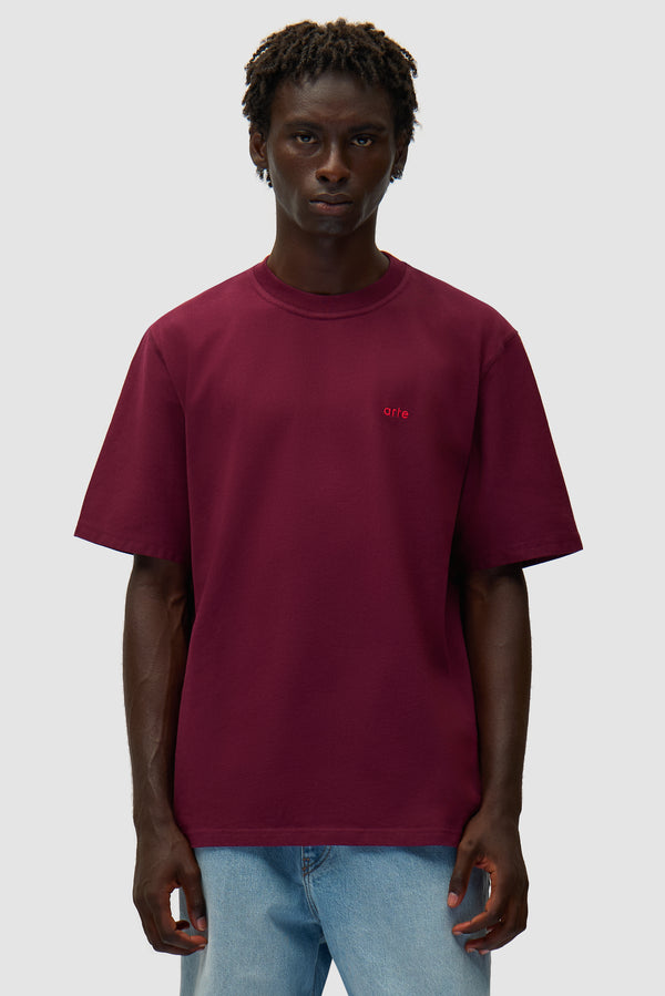 T-shirt Arte For All en bordeaux porté par un mannequin, vue de face à mi-corps