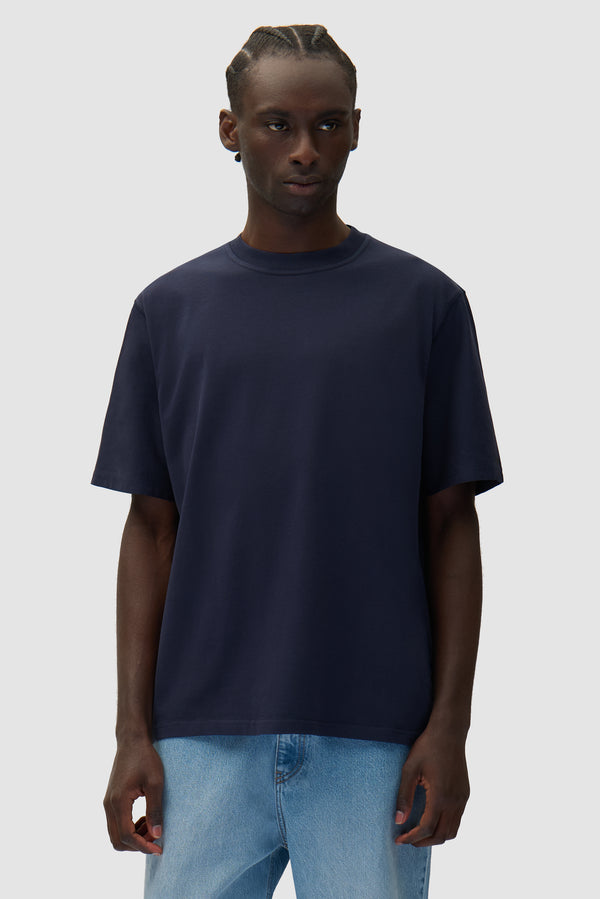 T-shirt imprimé découpé en marine porté par un mannequin, vue de face à mi-corps