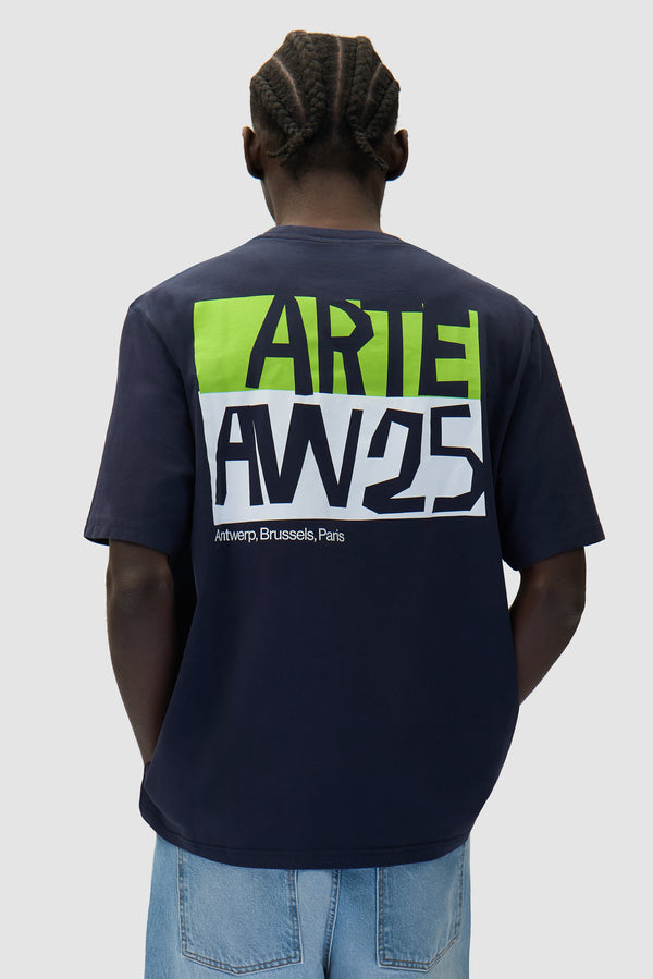 T-shirt imprimé découpé en marine porté par un mannequin, vue de dos à mi-corps